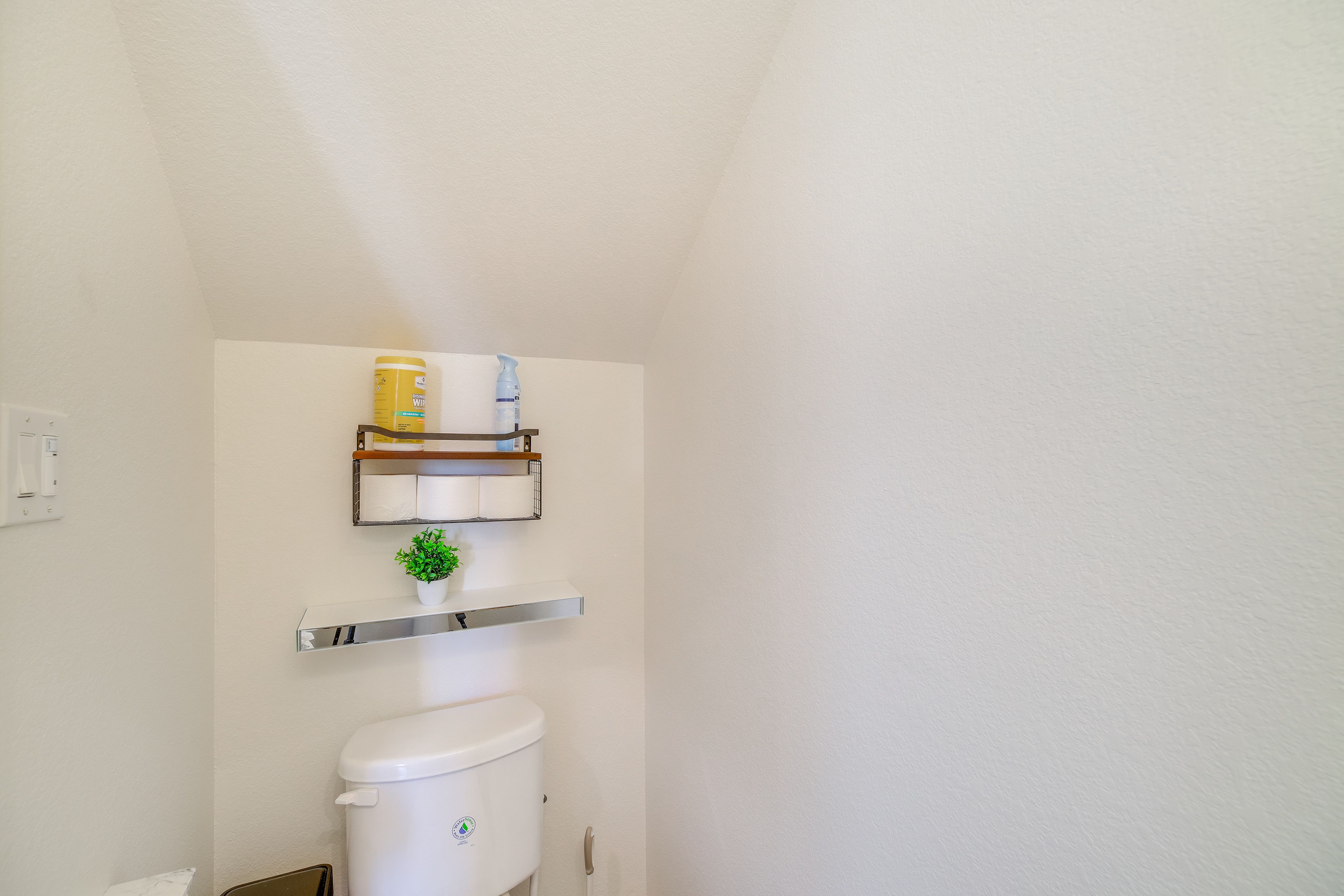 Half Bathroom | 1st Floor | Towels Provided