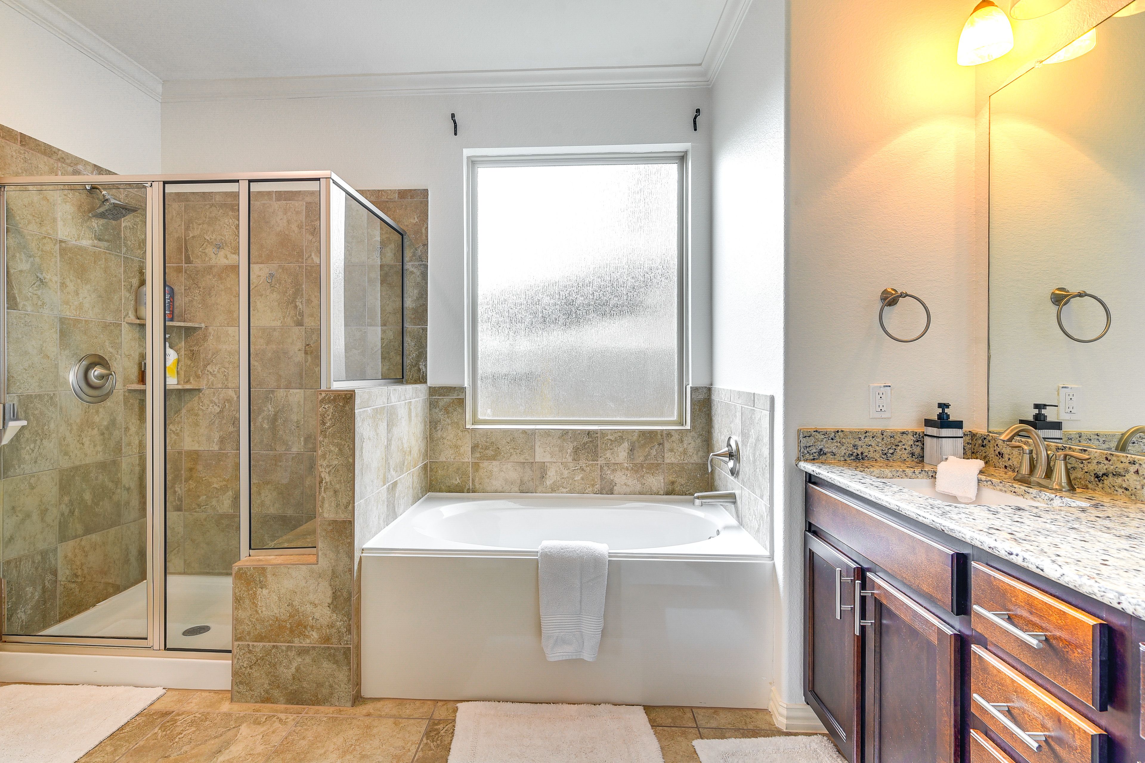 Full Bathroom | 1st Floor | Towels Provided