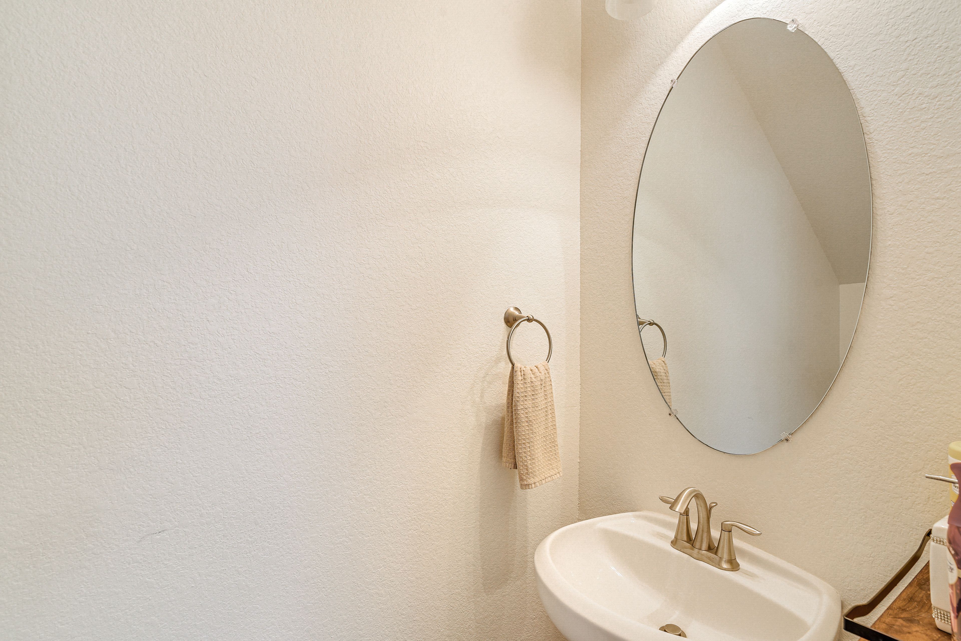 Half Bathroom | 1st Floor | Towels Provided