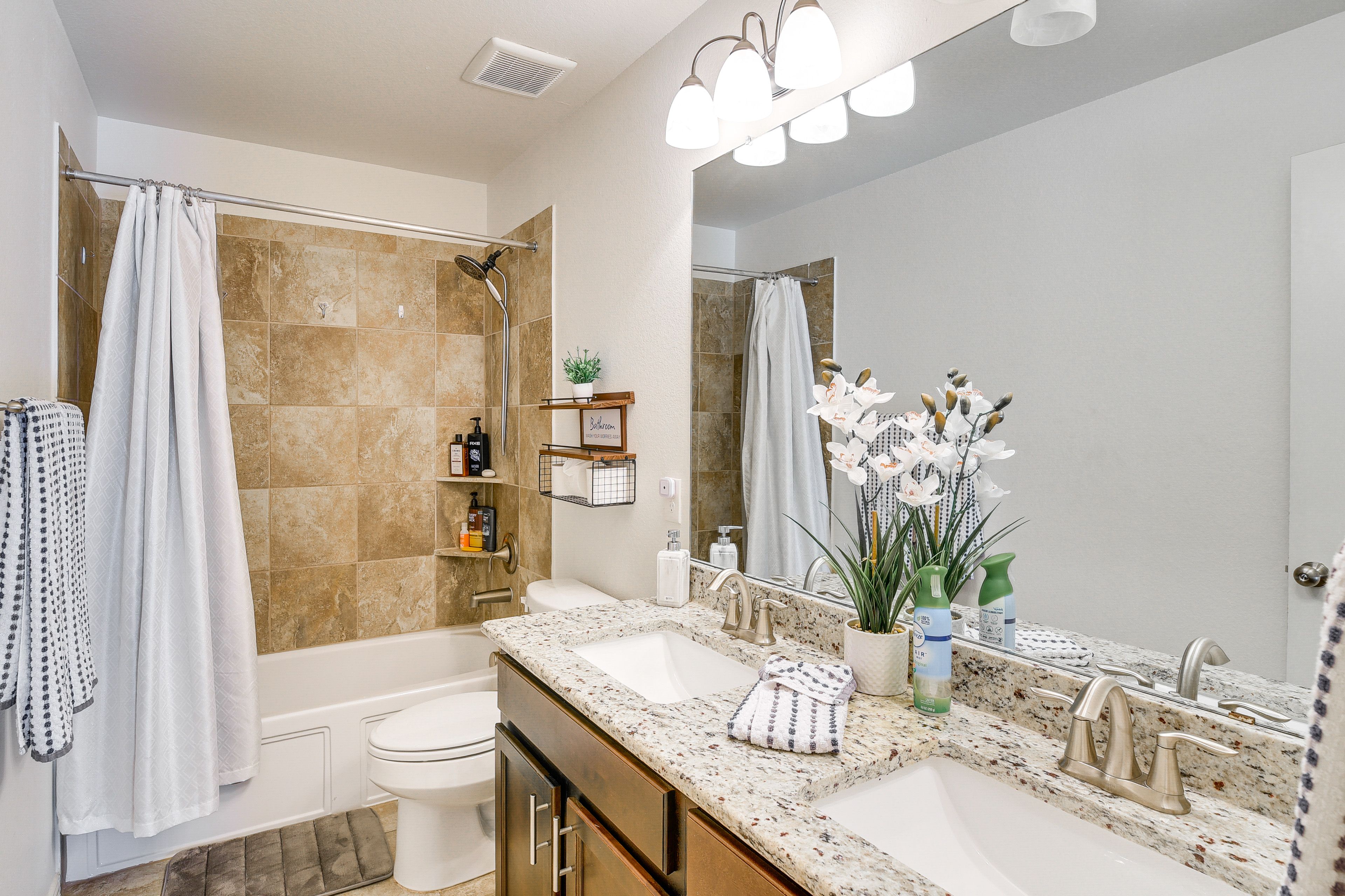 Full Bathroom | 2nd Floor | Towels Provided