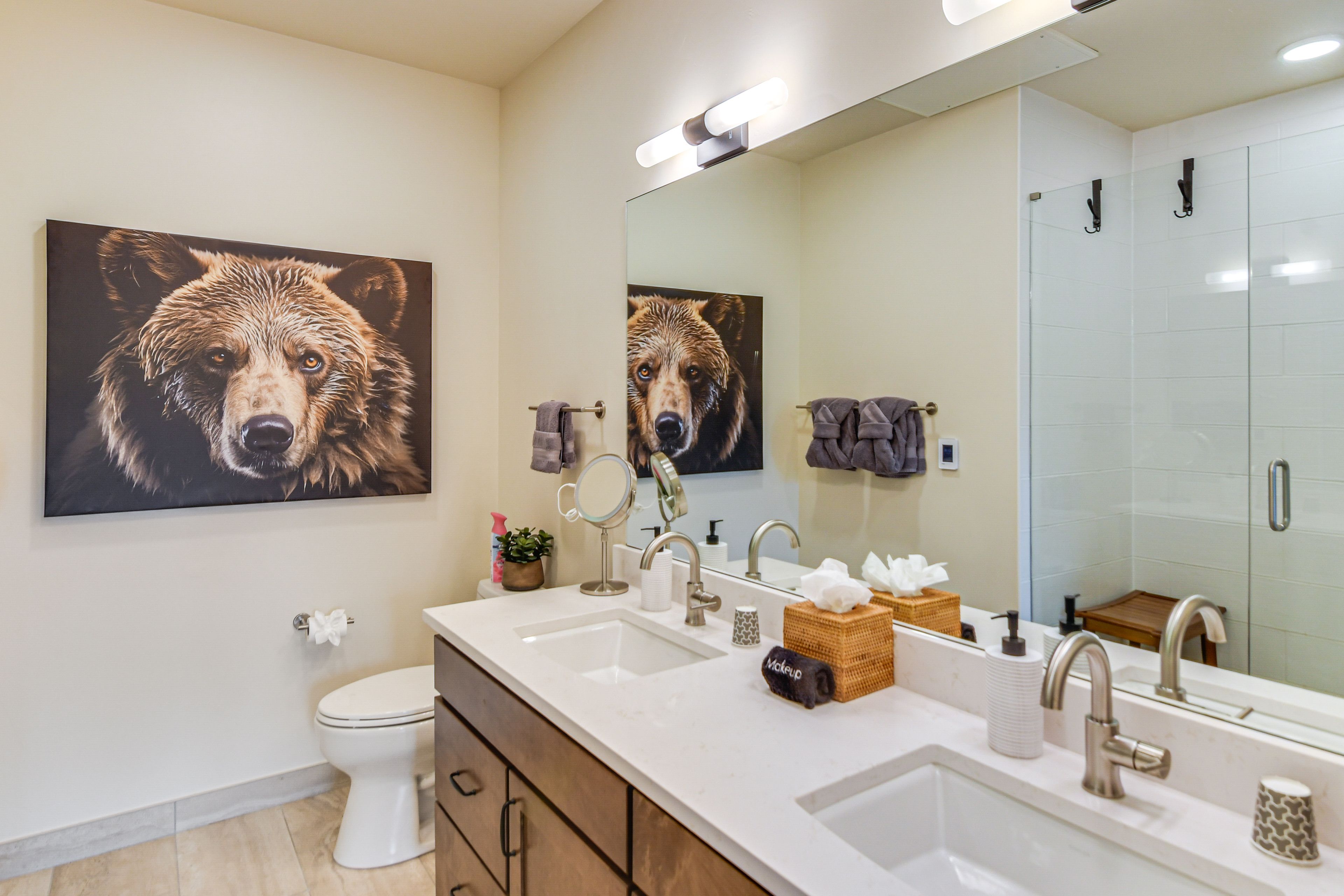Full Bathroom | Towels Provided
