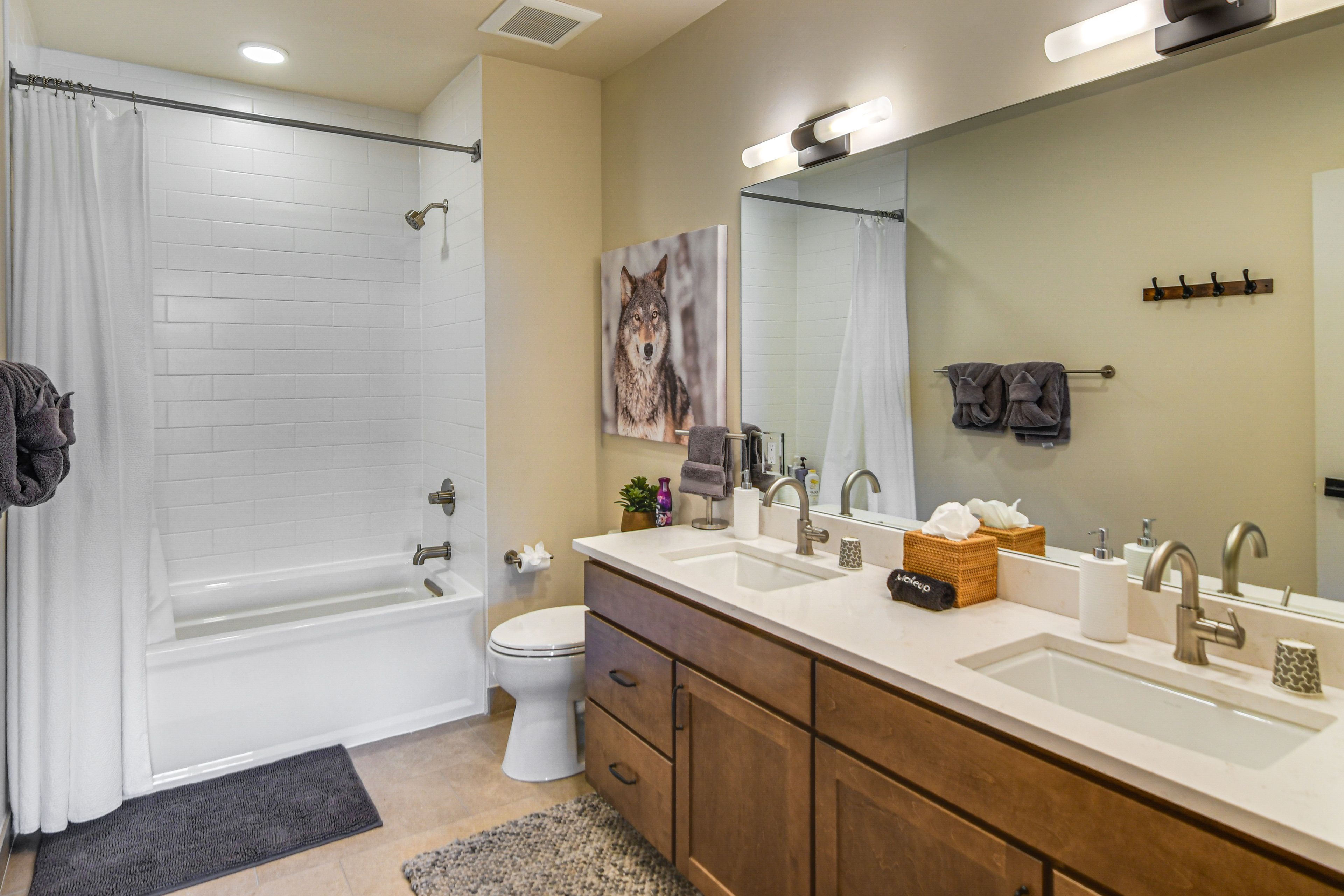 Full Bathroom | Shower/Tub Combo