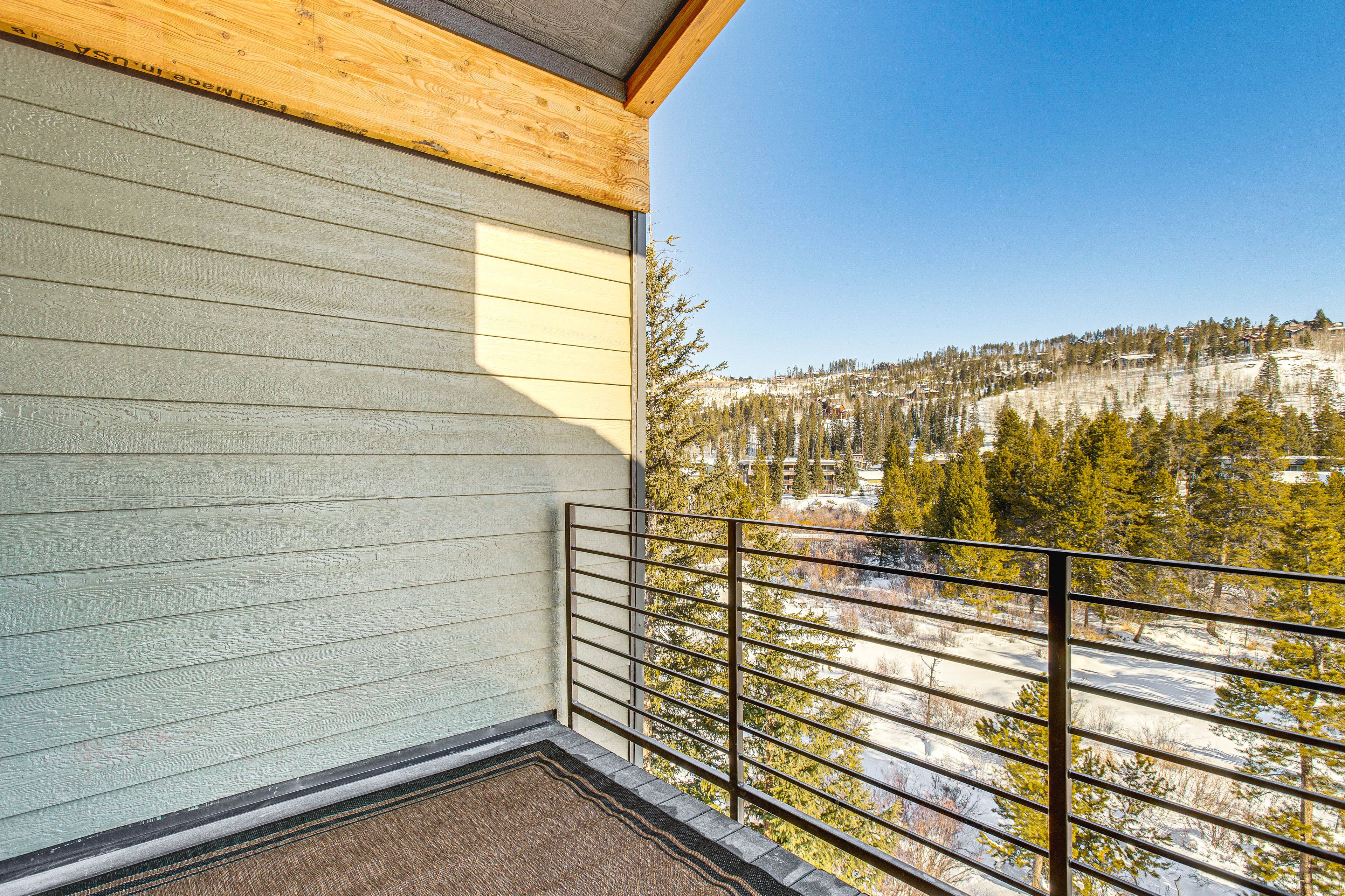 Private Balcony | Gas Grill