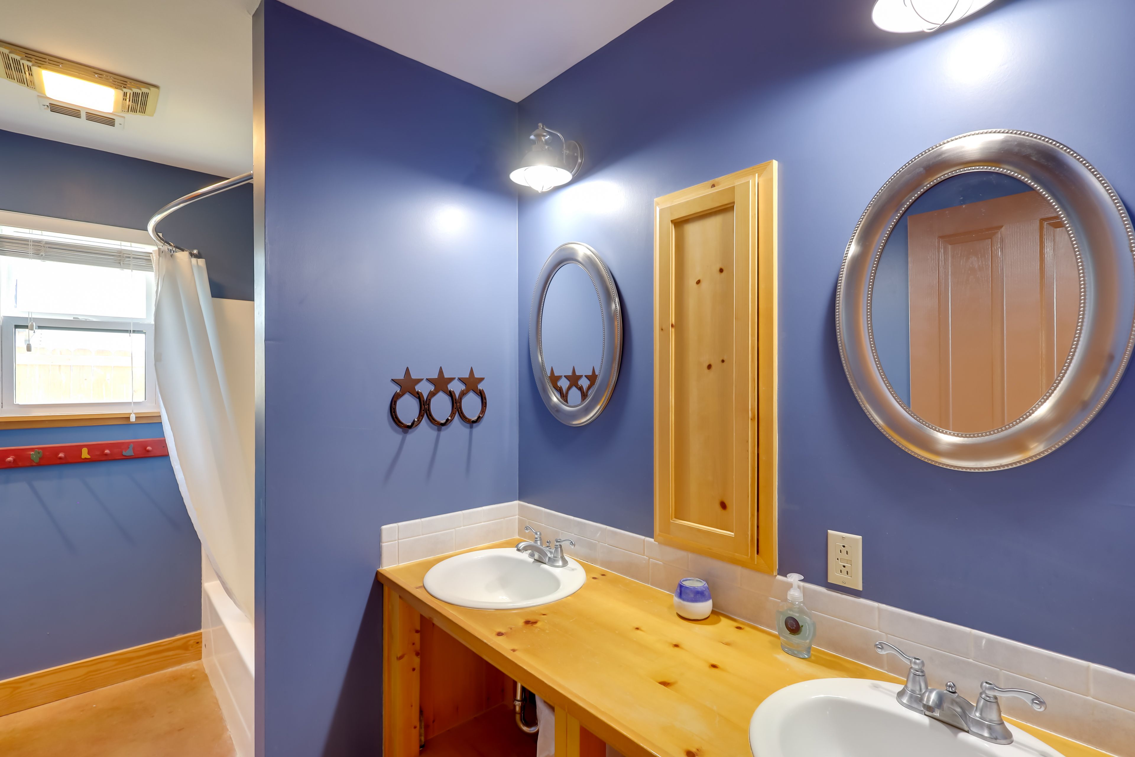 Full Bathroom | 1st Floor | Towels Provided