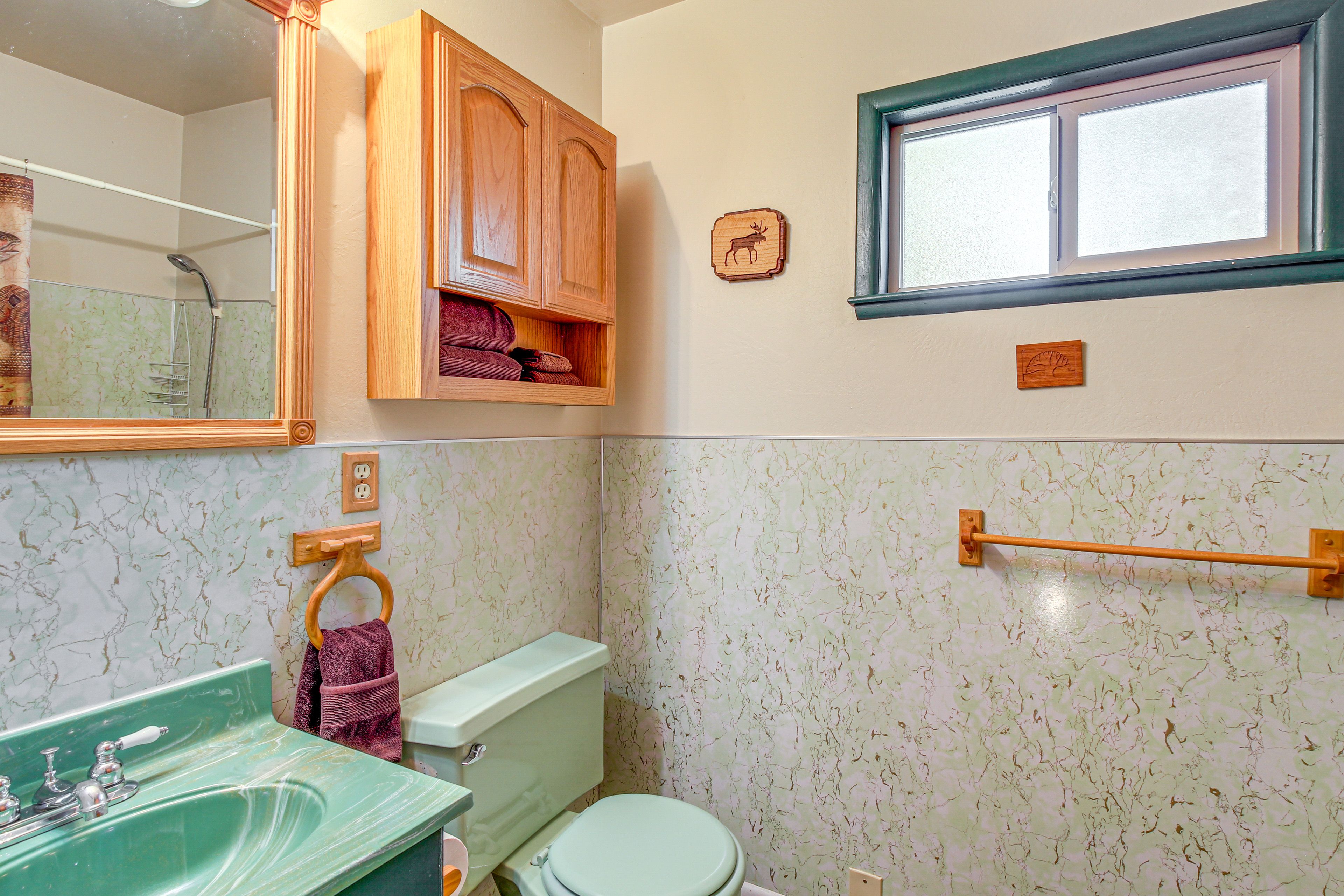 Full Bathroom | 2nd Floor | Towels Provided
