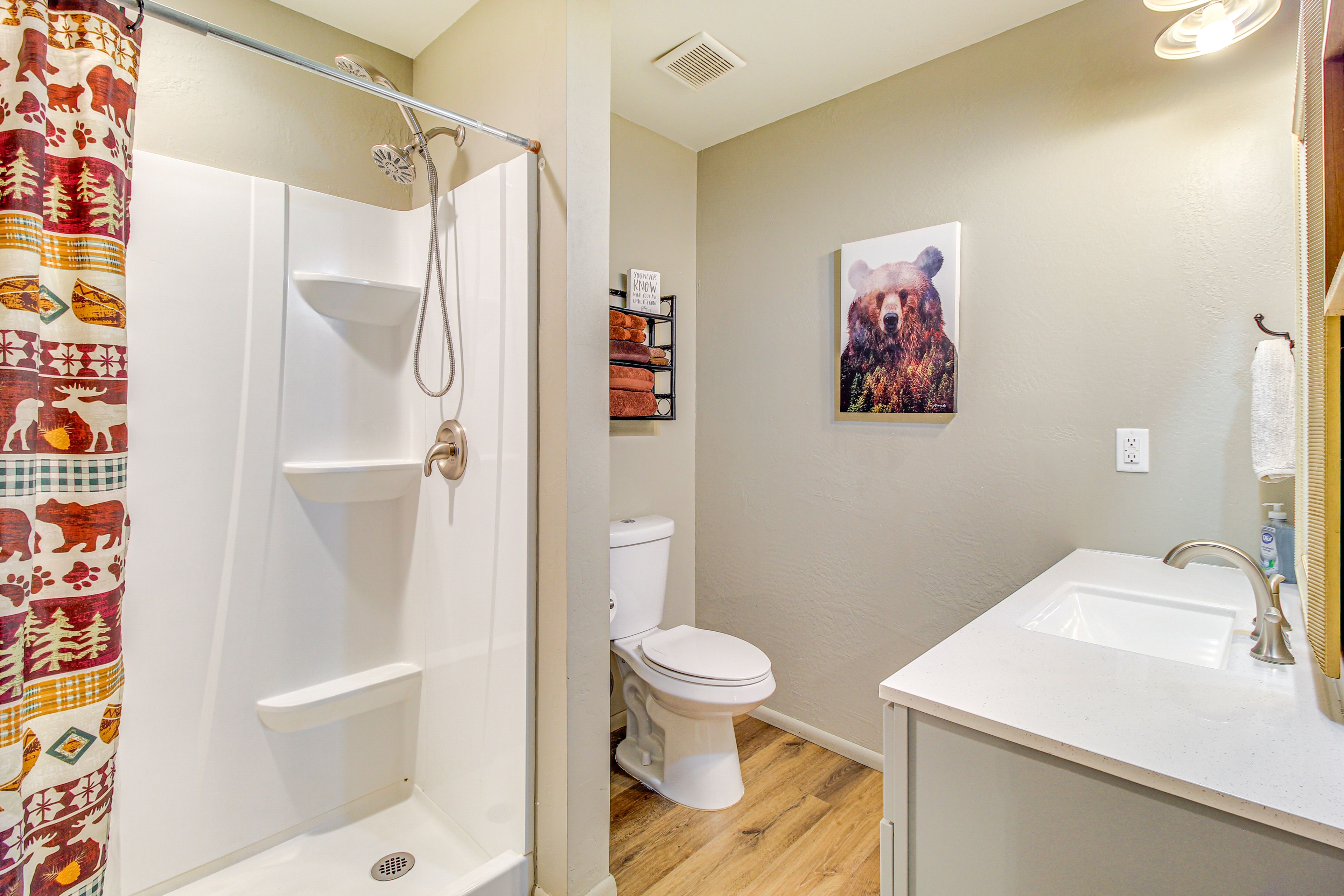 Full Bathroom | 1st Floor | Towels Provided