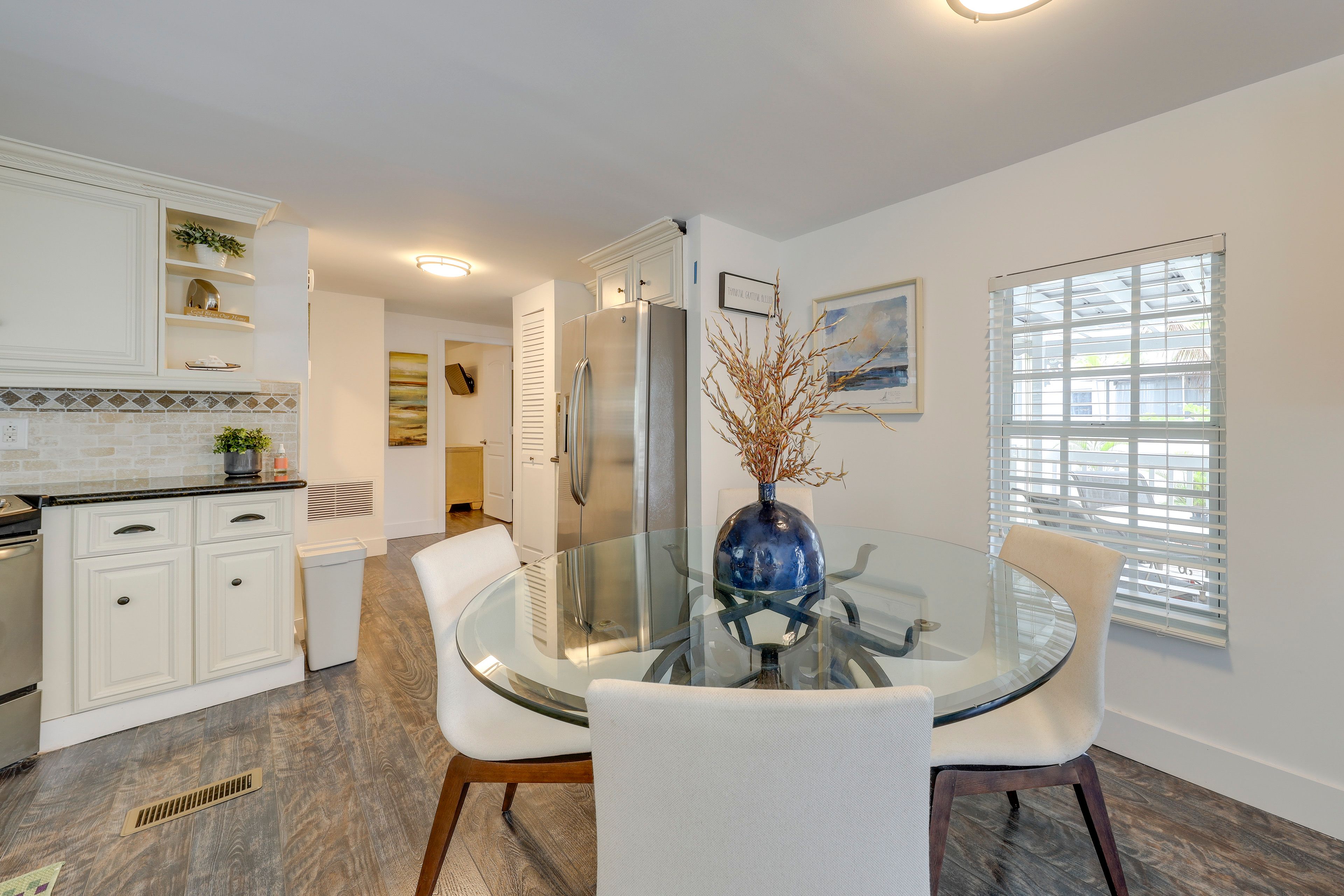 Dining Area | Dishware/Flatware Provided