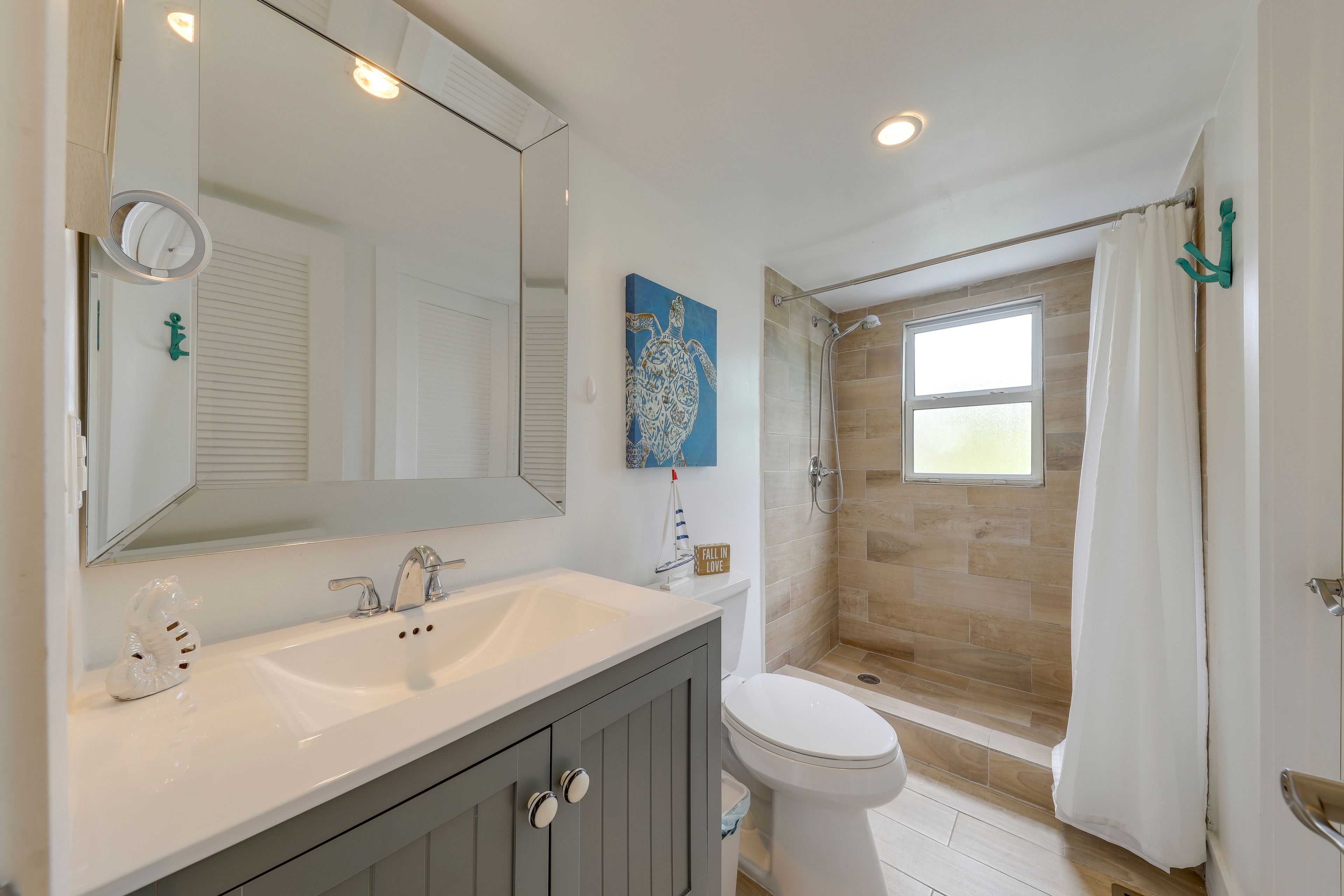 Full Bathroom | Towels Provided
