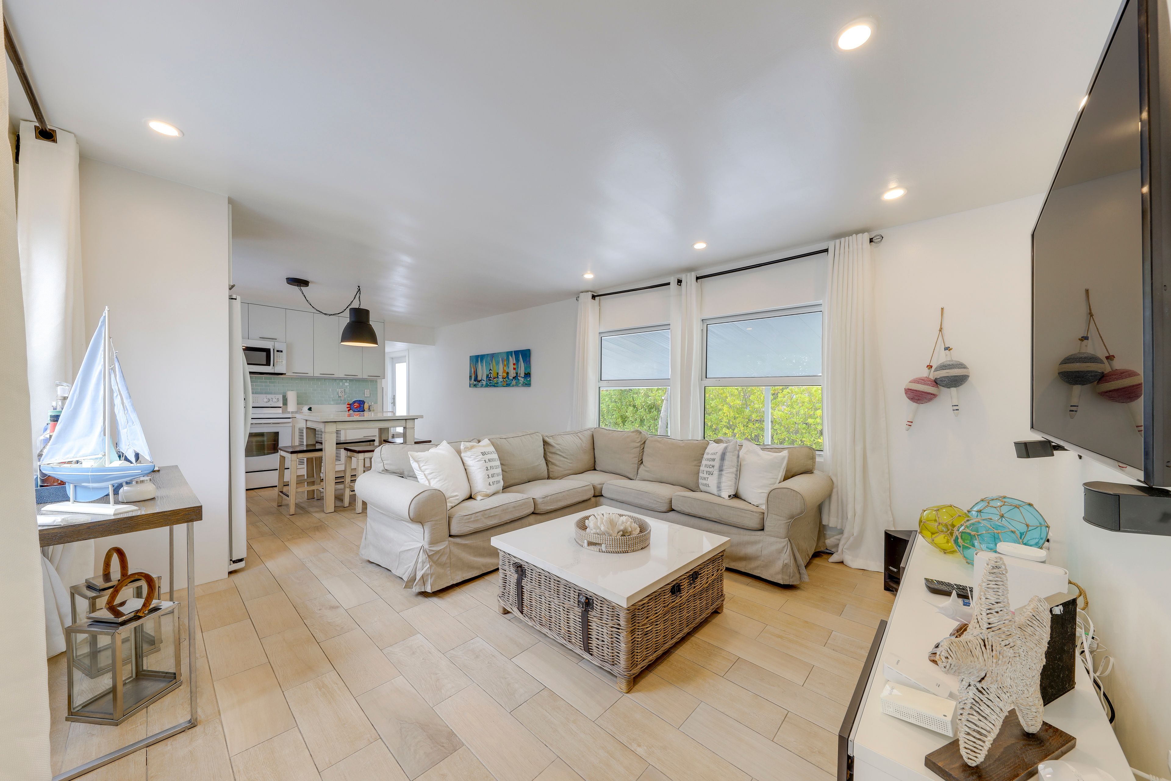 Living Room | Smart TV | Books | Free WiFi