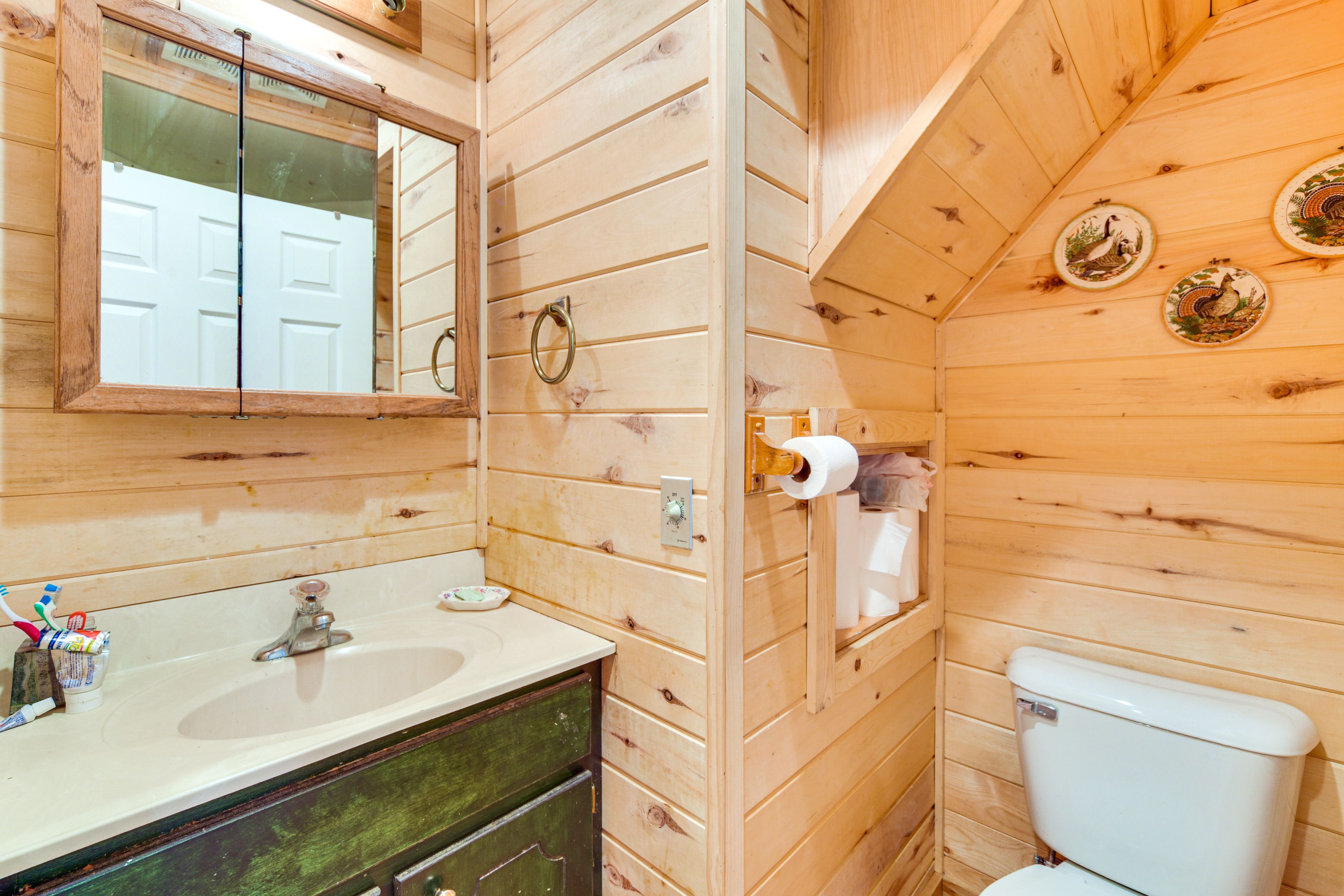Full Bathroom | Towels Provided | Main Floor