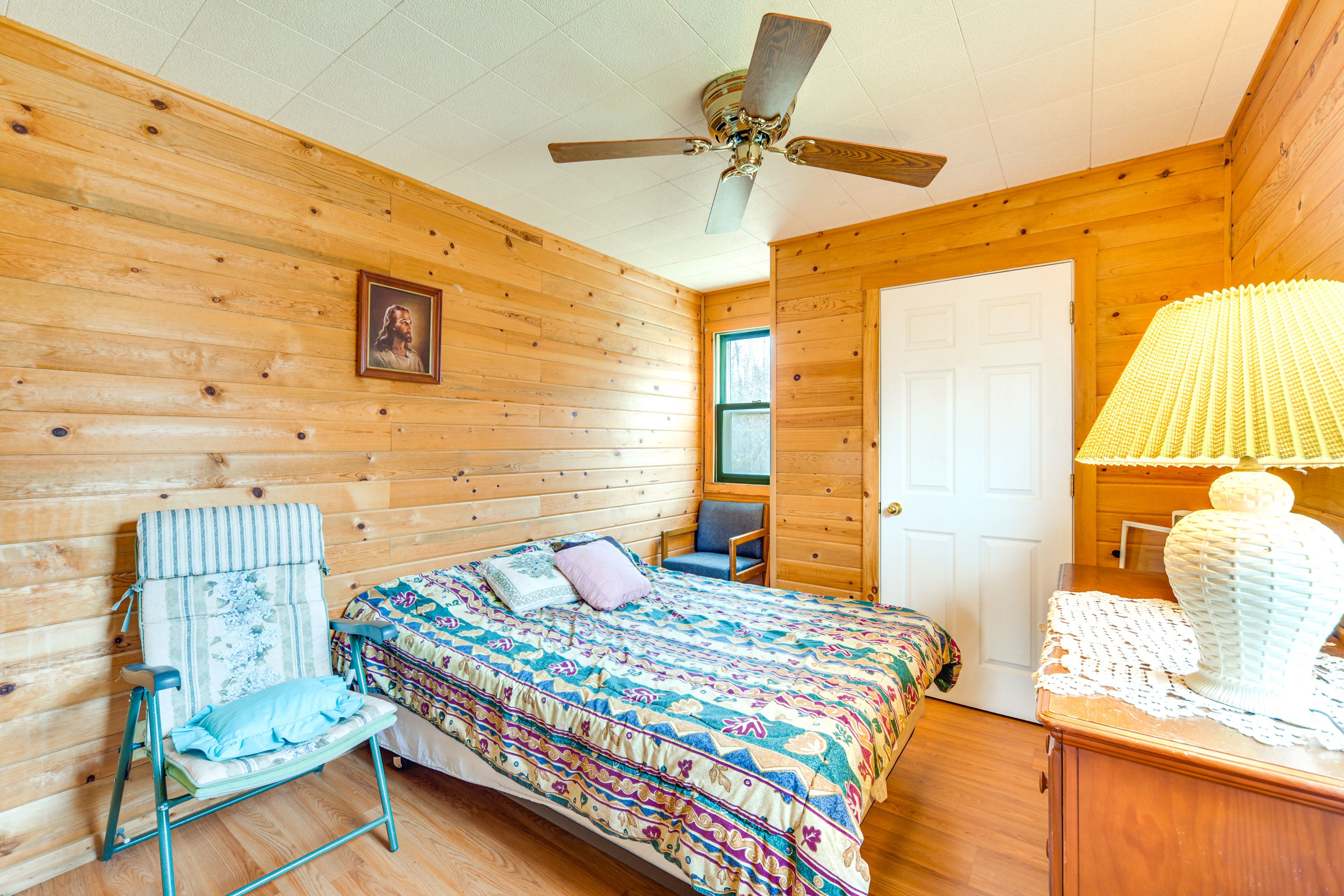 Bedroom 1 | Queen Bed | Main Floor
