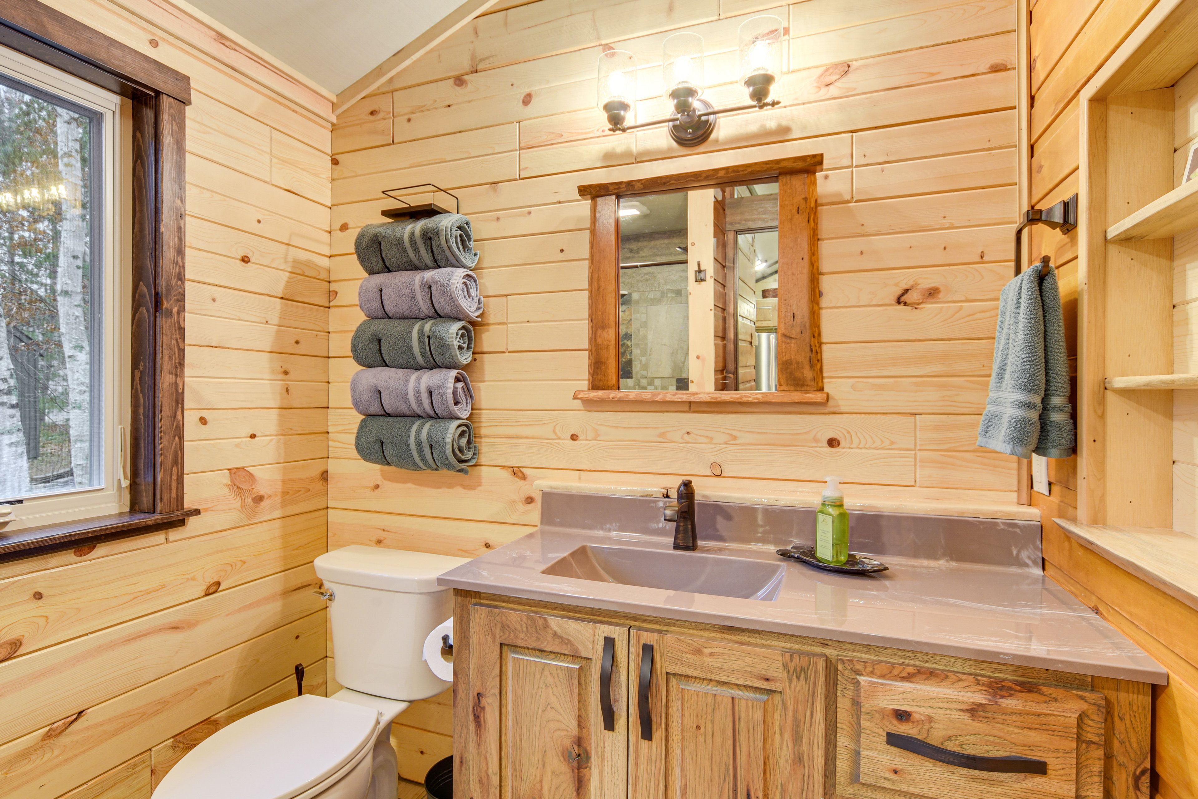 Full Bathroom | Complimentary Toiletries