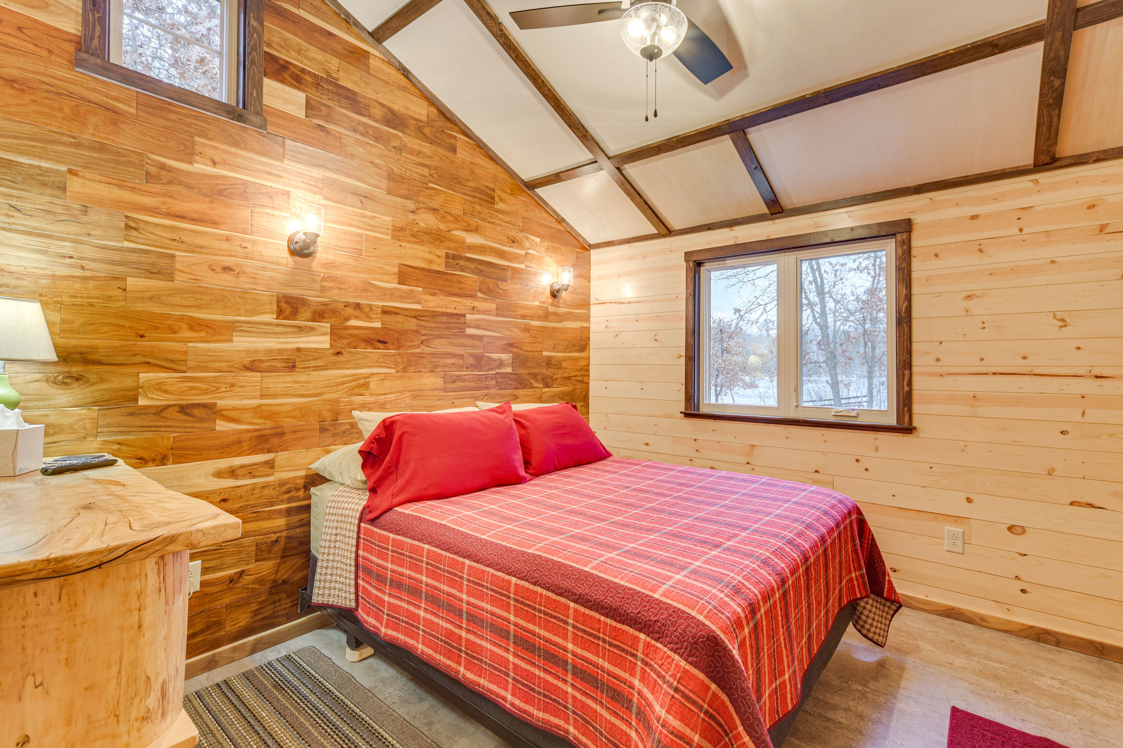 Bedroom | Queen Bed | Linens & Towels Provided