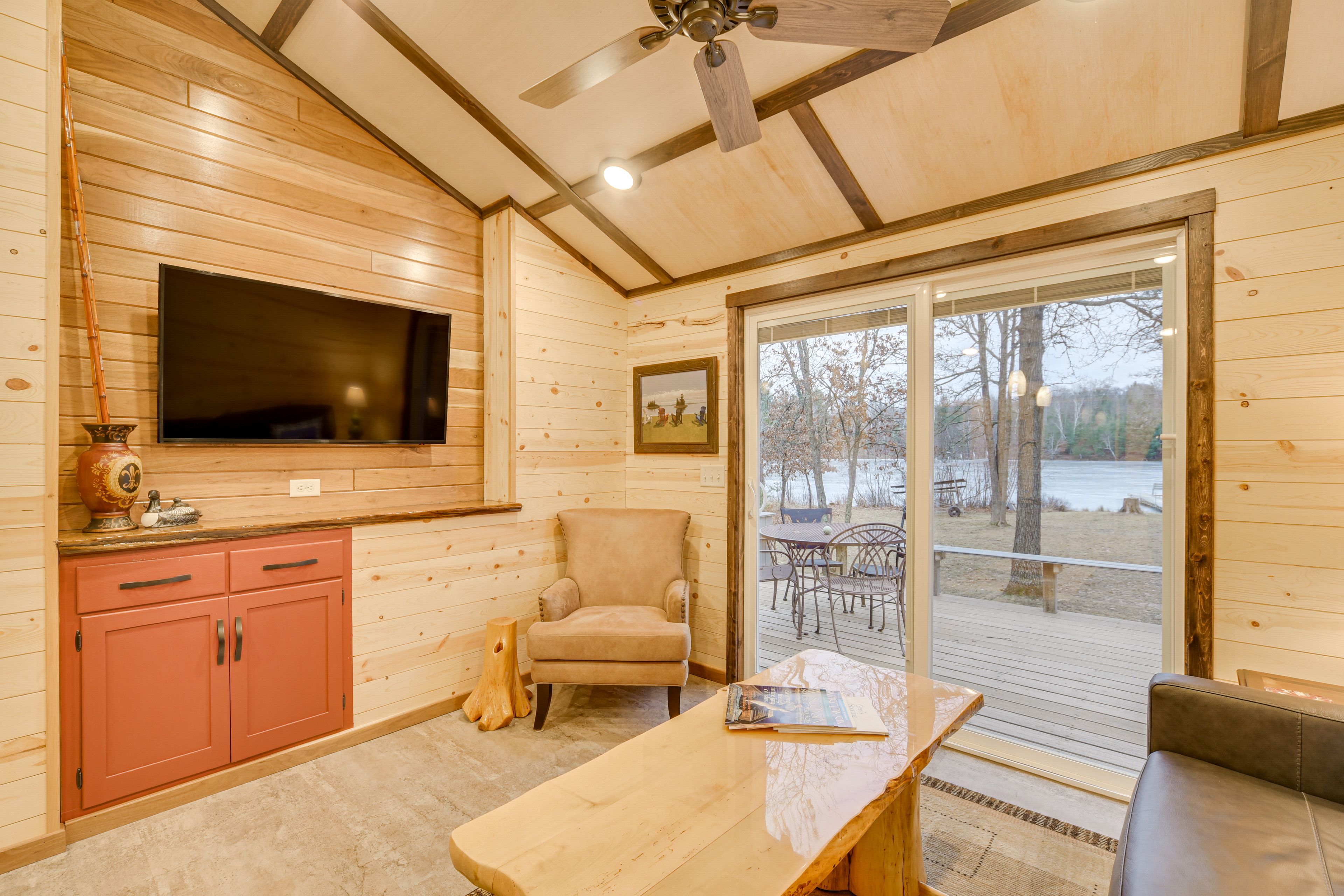 Living Room | Central A/C & Heat | Smart TVs | Free WiFi | Full Sleeper Sofa