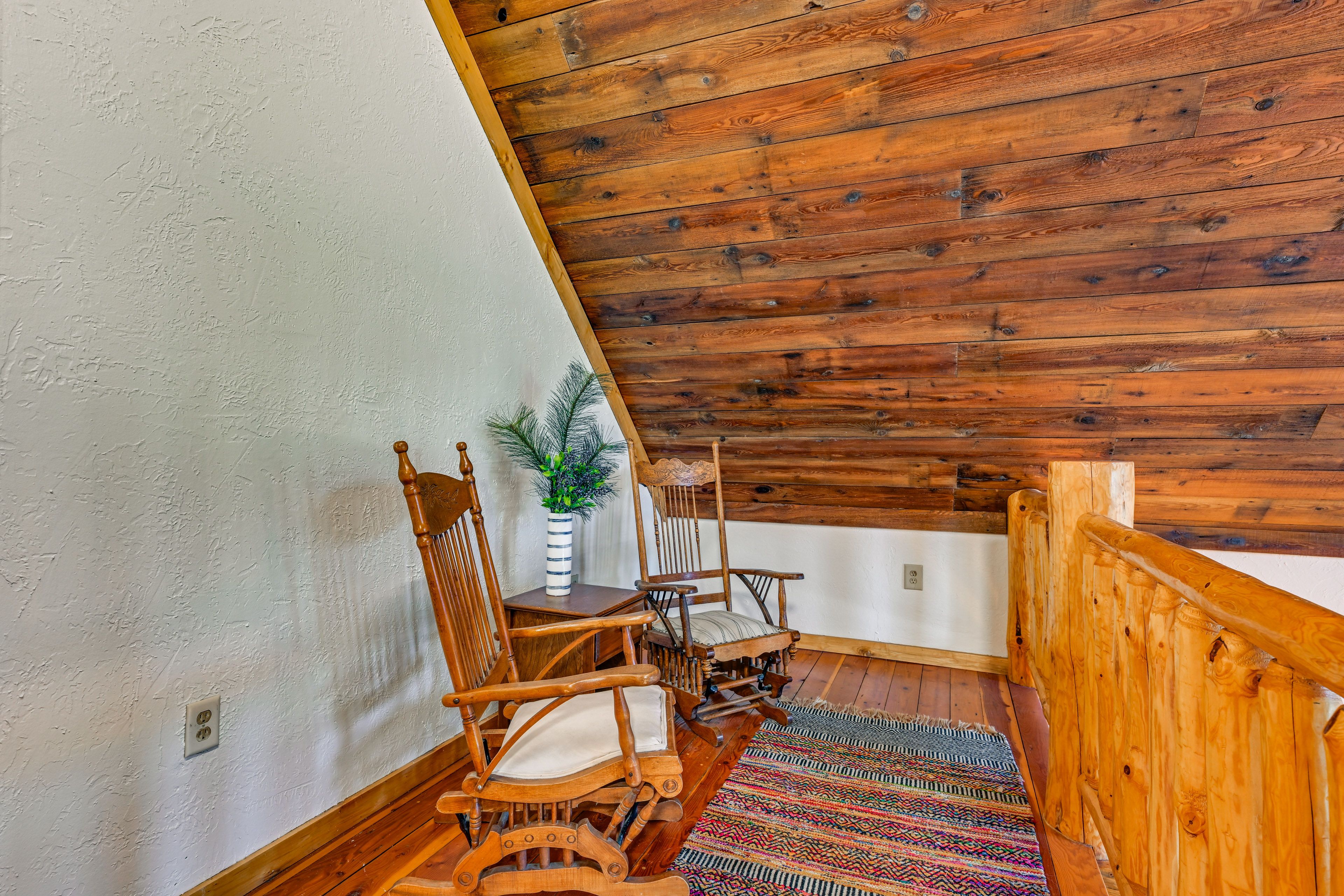 Upstairs Landing | Upper Level