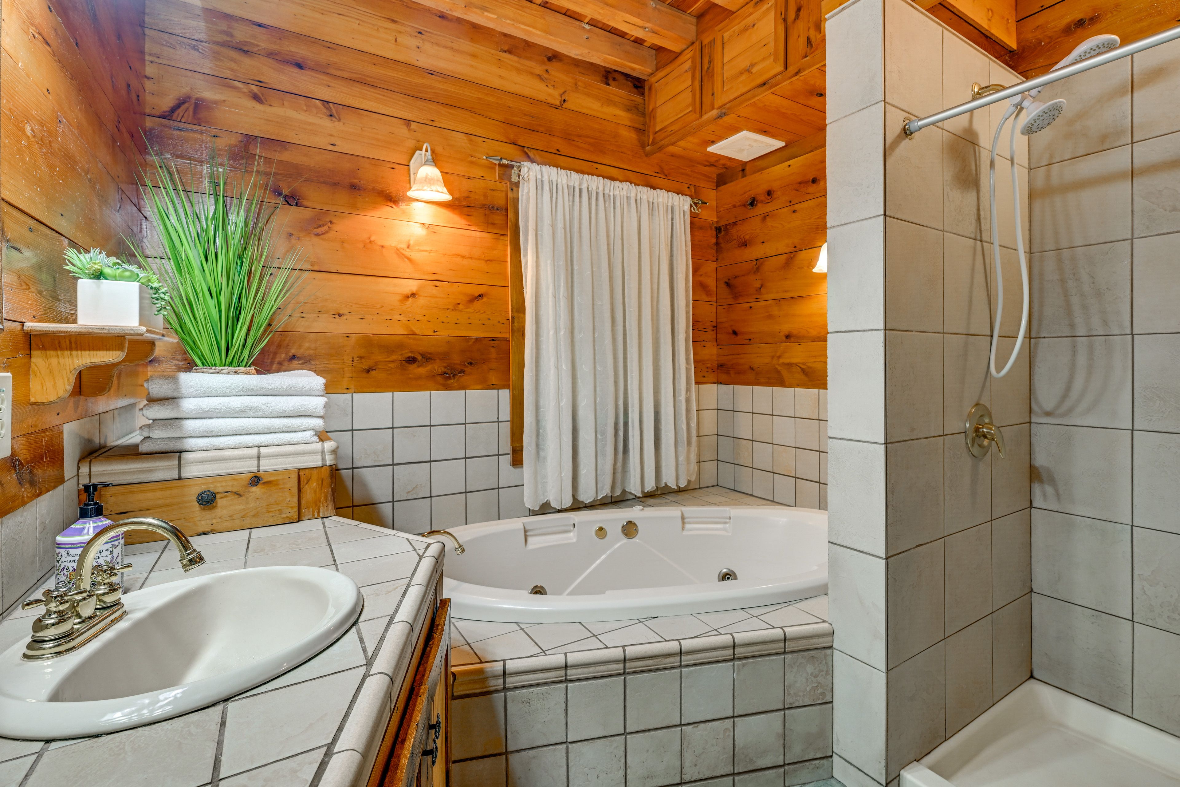 Full Bathroom | Towels Provided | Main Level