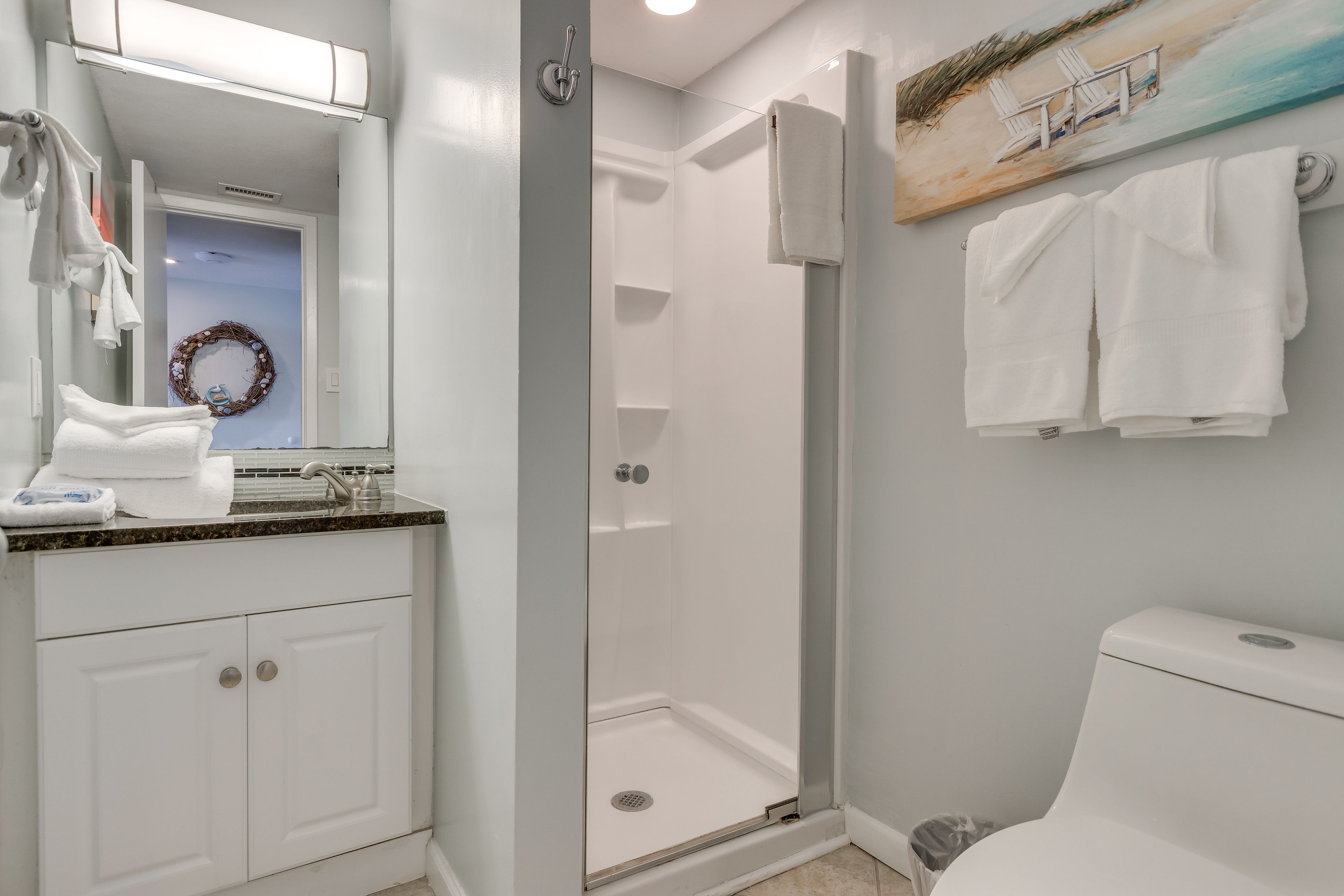Full Bathroom | 1st Floor | Towels Provided
