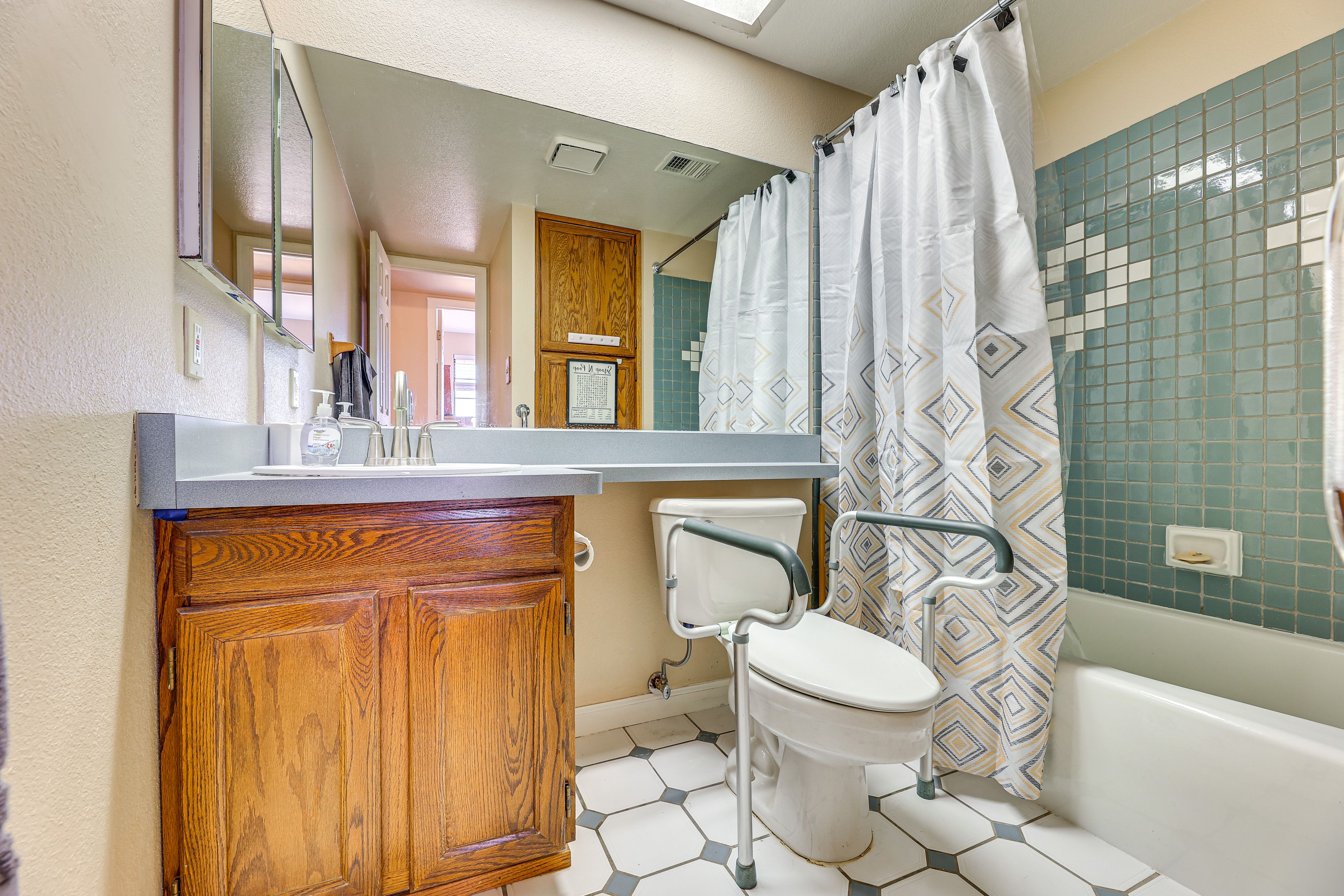 Full Bathroom | Towels Provided