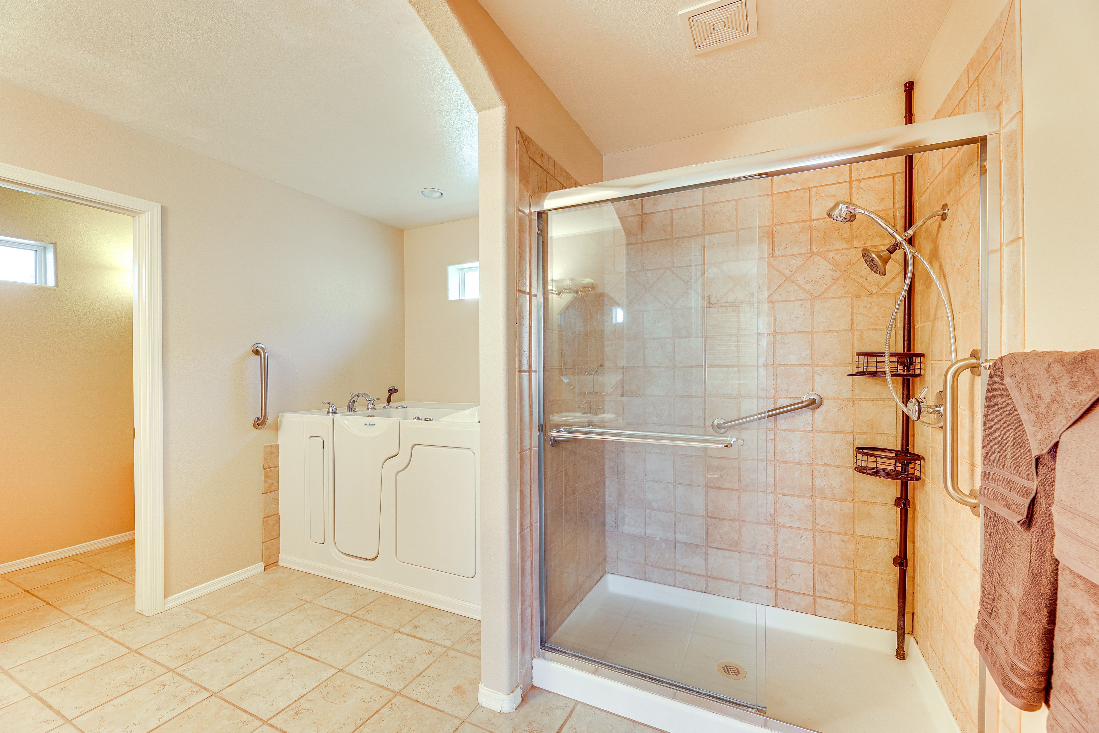 En-Suite Bathroom | Complimentary Toiletries | Walk-In Tub