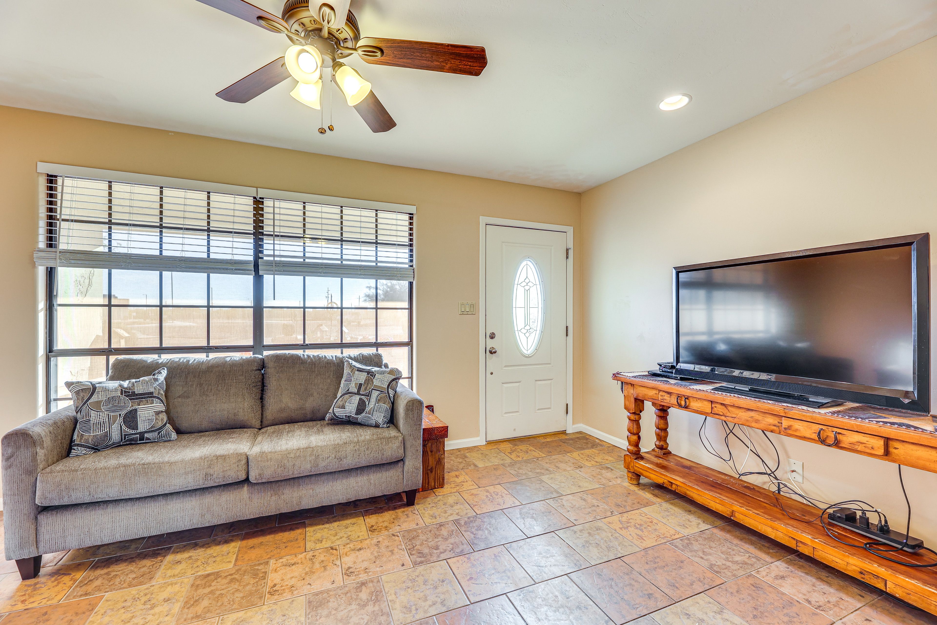 Living Room | Free WiFi | Central A/C & Heating