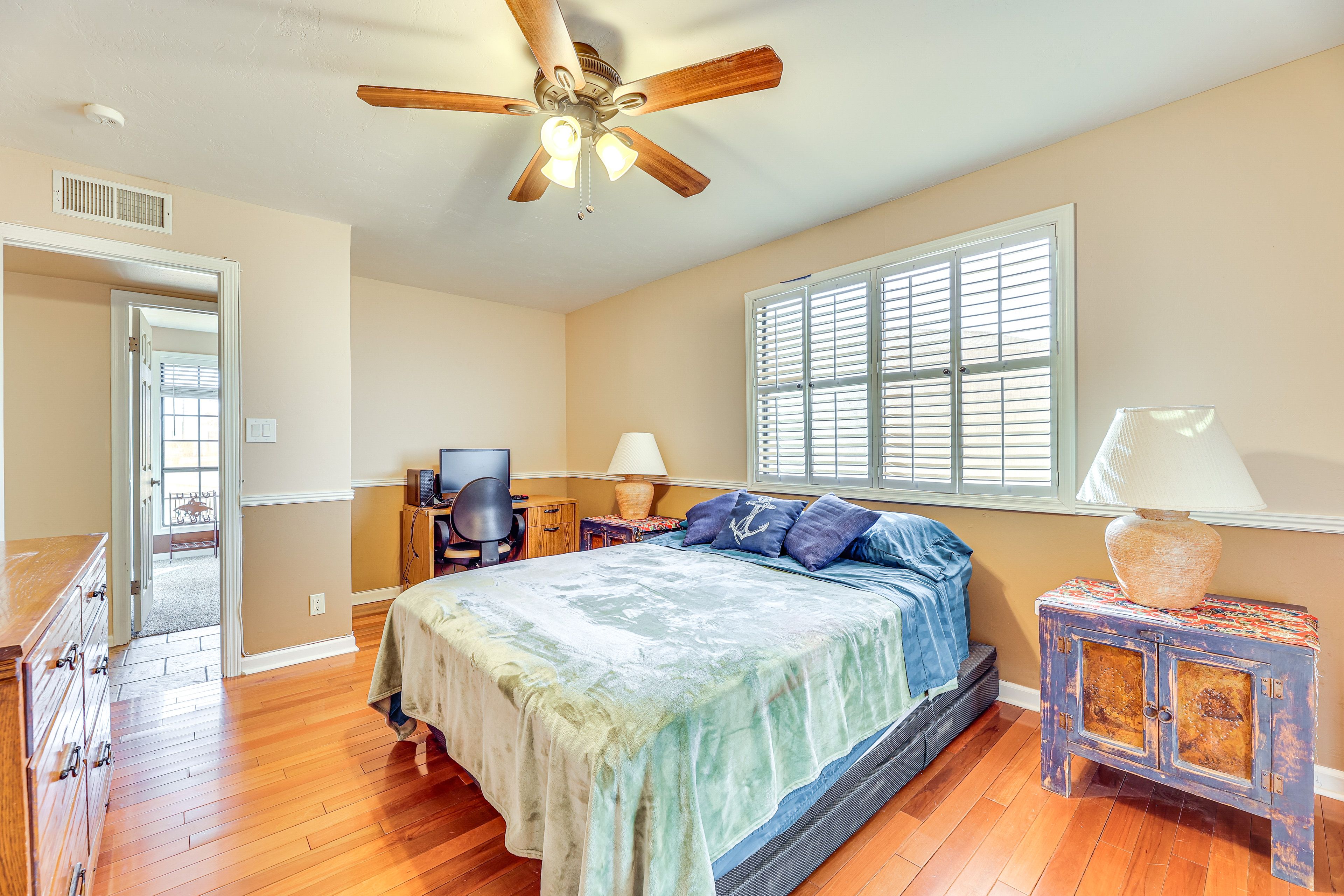 Bedroom 2 | Queen Bed | Smart TV