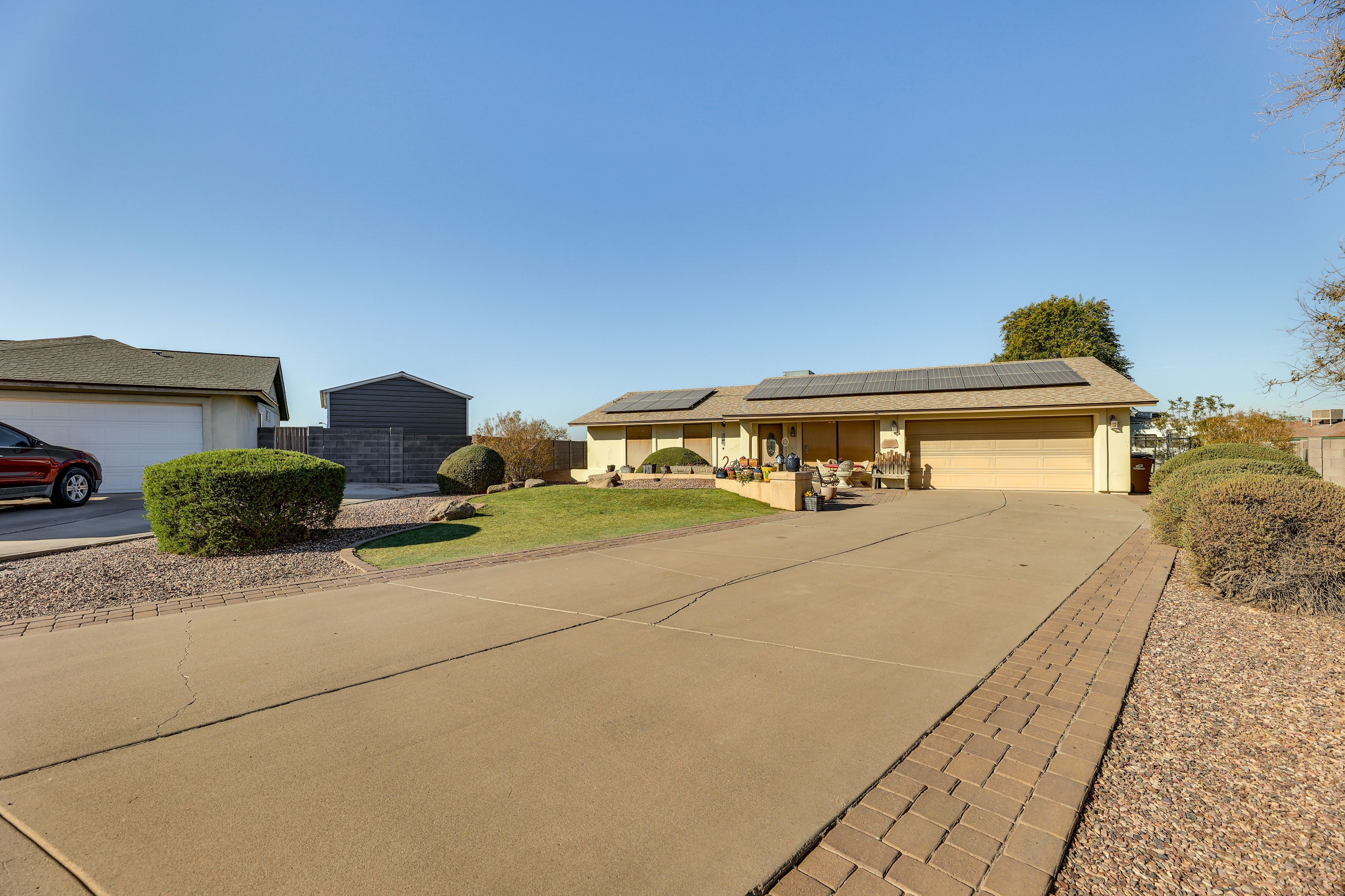Parking | Driveway (4 Vehicles) | Garage (2 Vehicles)