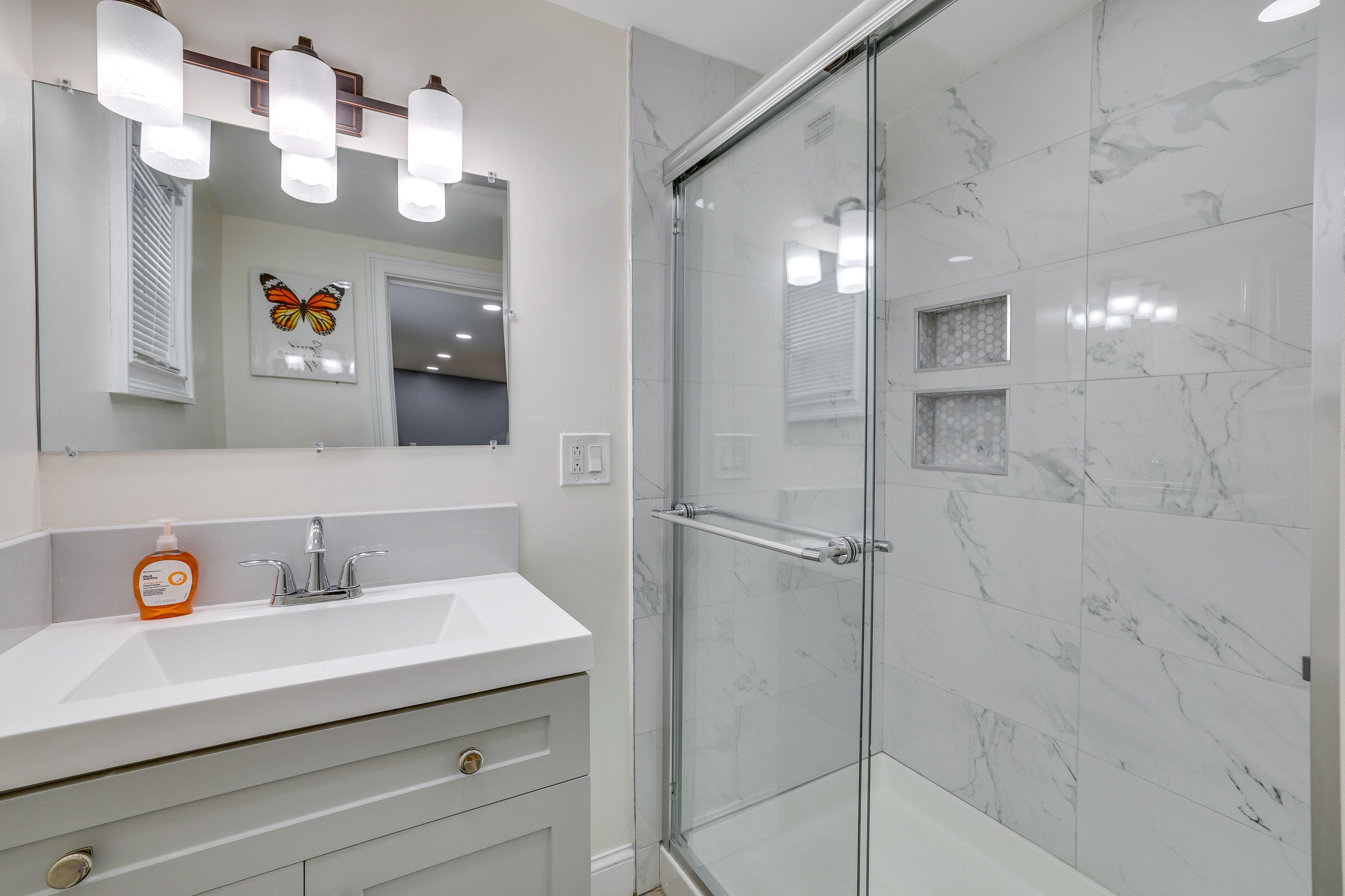 Full Bathroom | Towels Provided