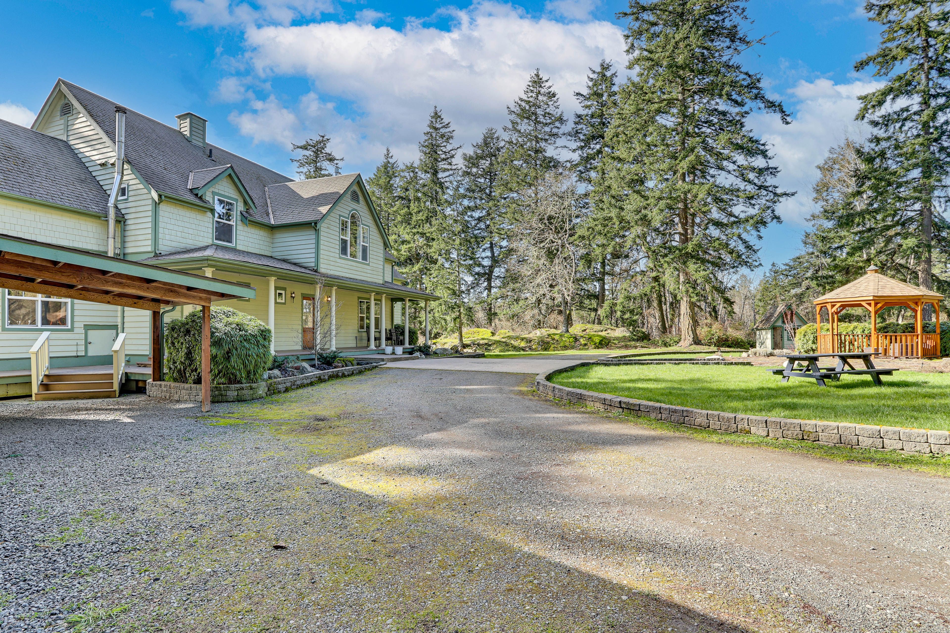 Parking | Garage (2 Vehicles) | Carport (1 Vehicle) | Driveway (13 Vehicles)