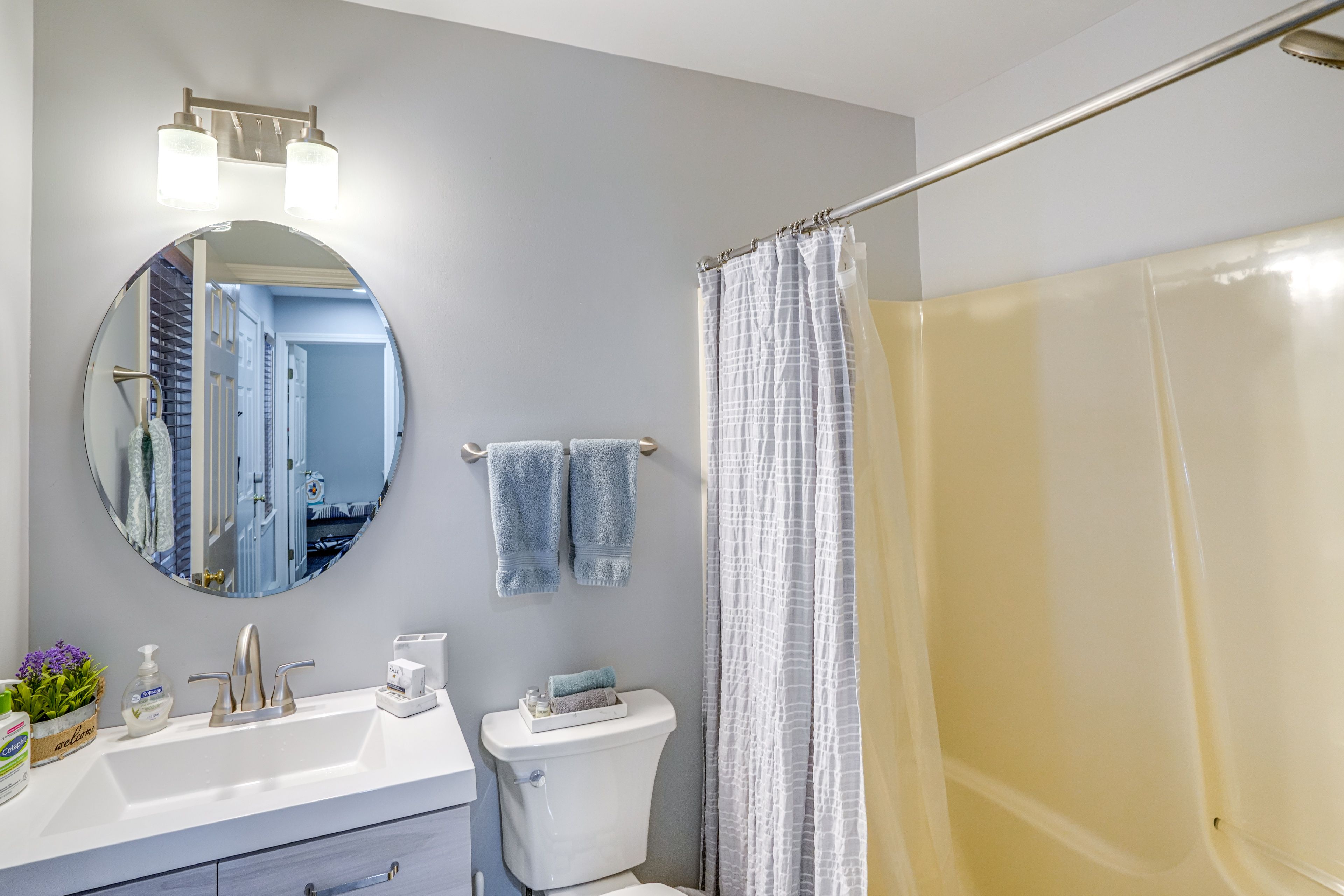 Full Bathroom | 1st Floor | Towels Provided