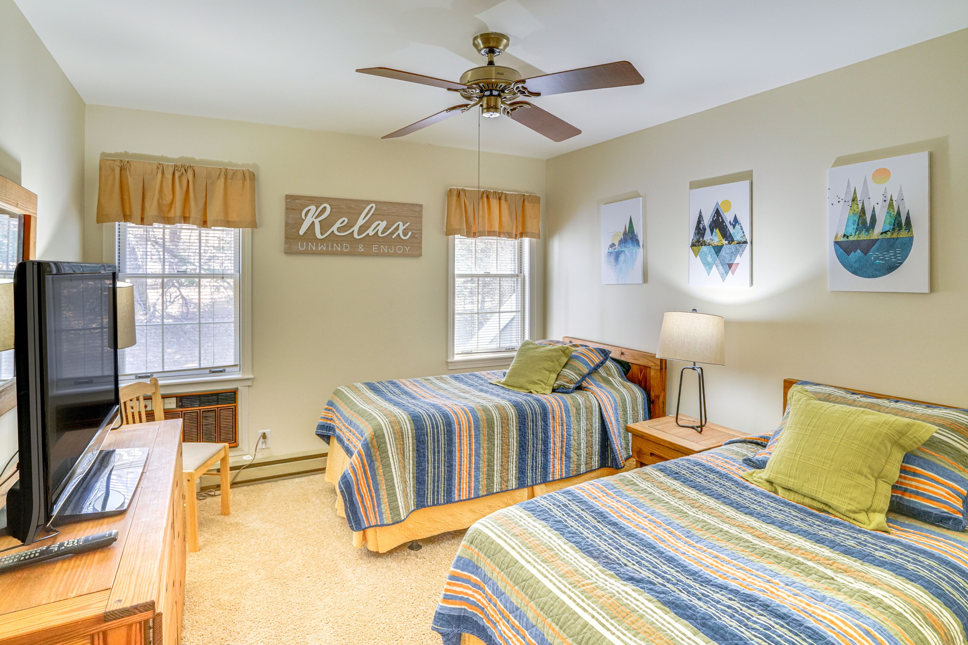 Bedroom 2 | 2 Twin Beds | 2nd Floor | Smart TV