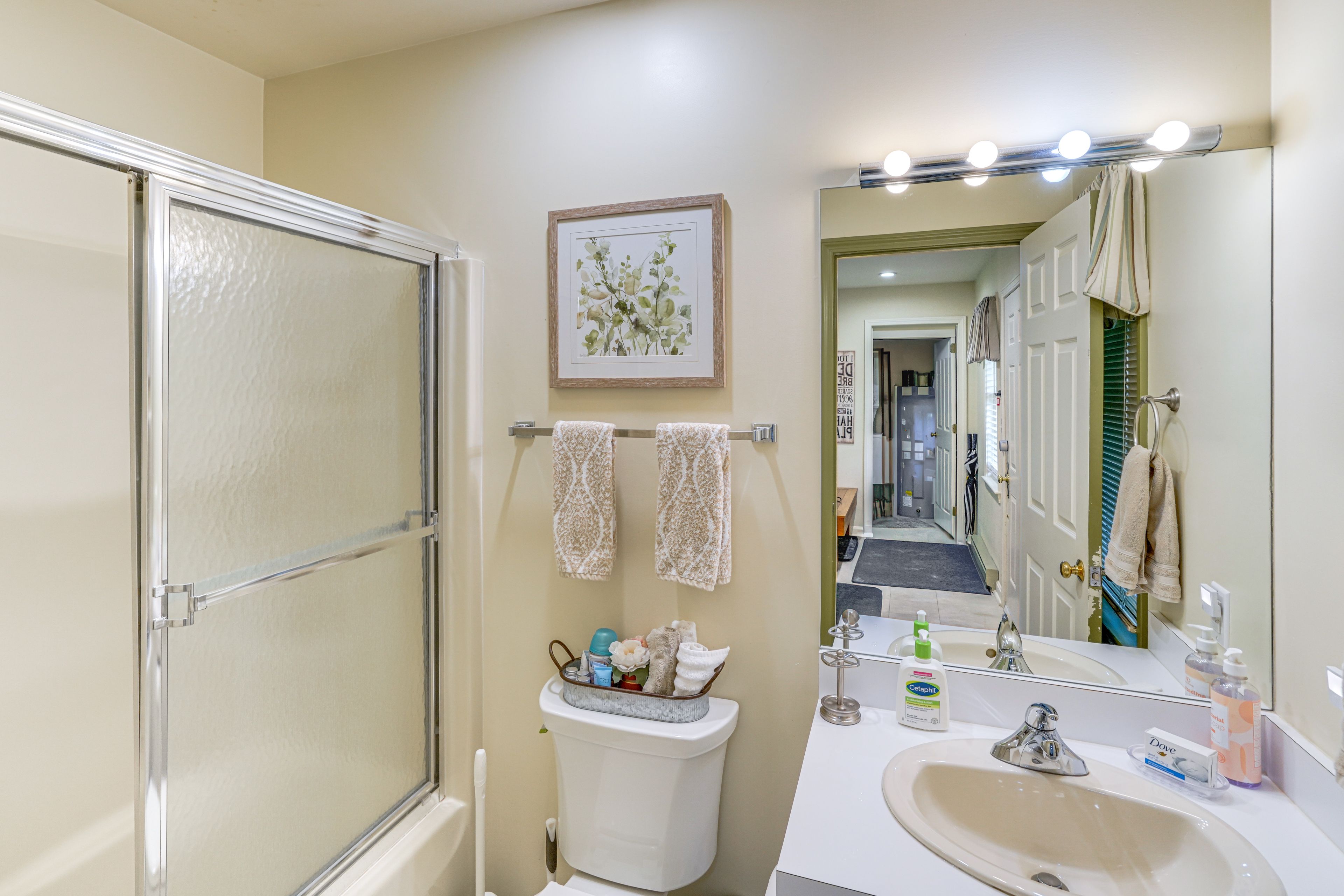 Full Bathroom | 1st Floor | Towels Provided