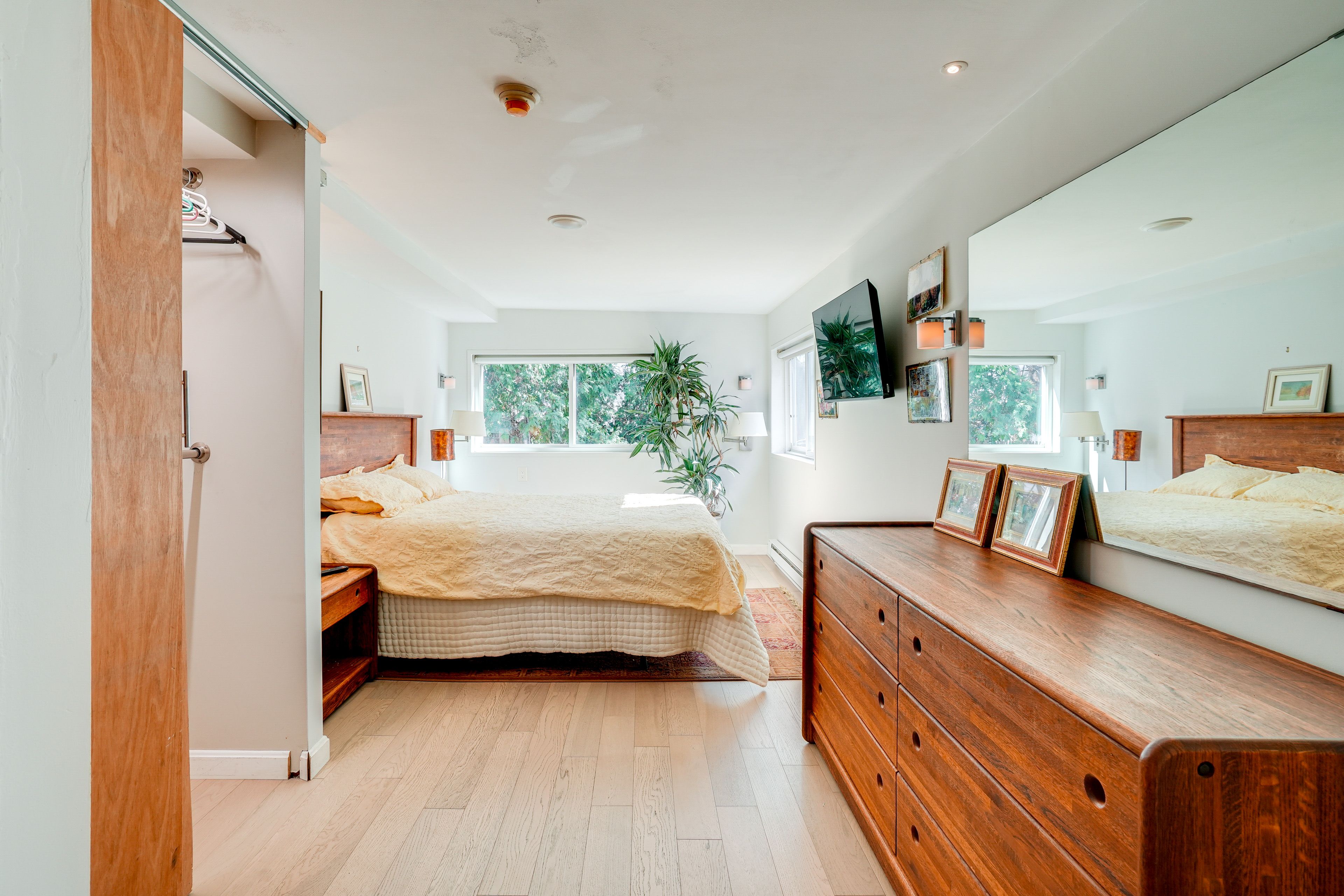 Bedroom | Queen Bed | Linens Provided | Flat-Screen TV