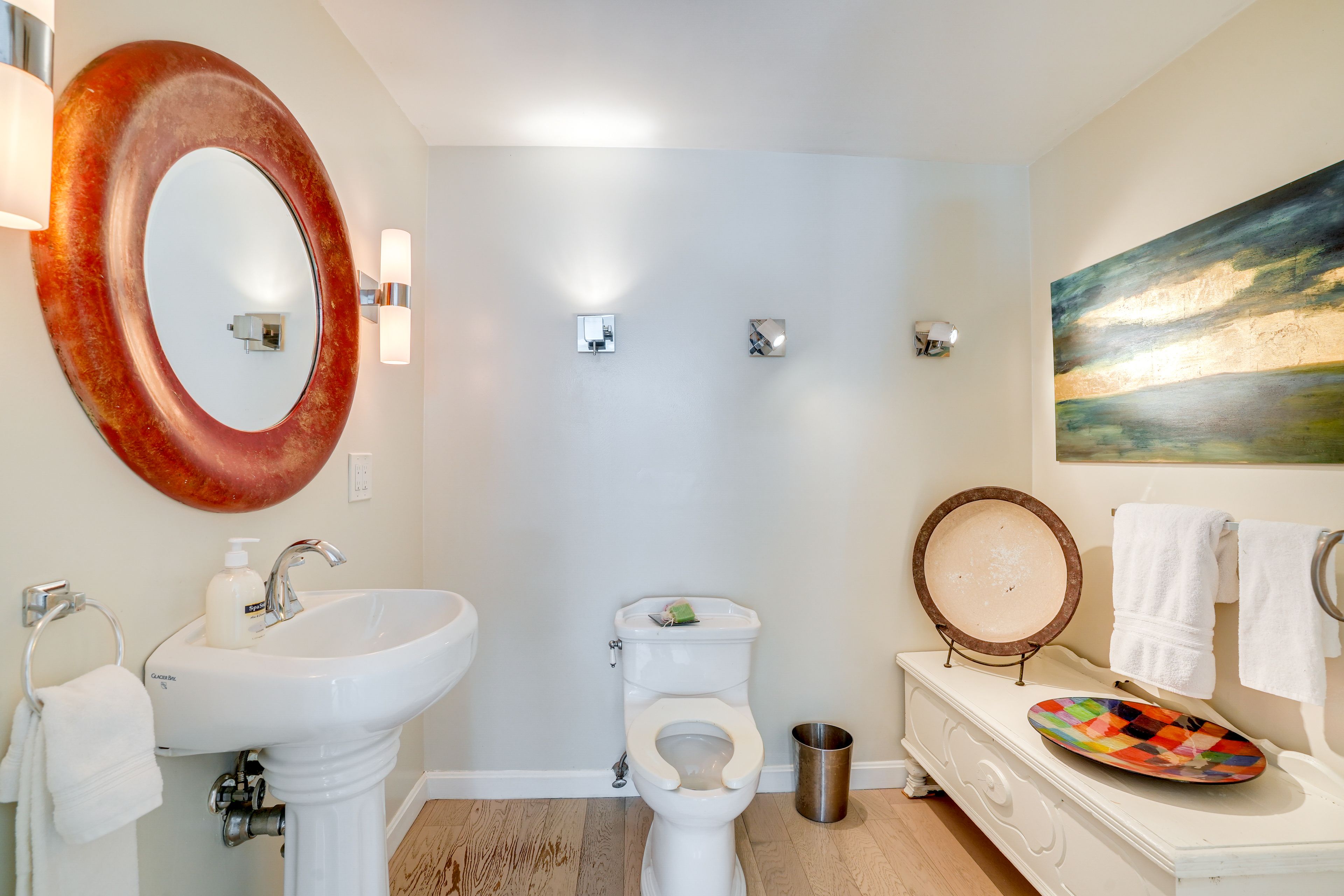 Full Bathroom | Towels Provided