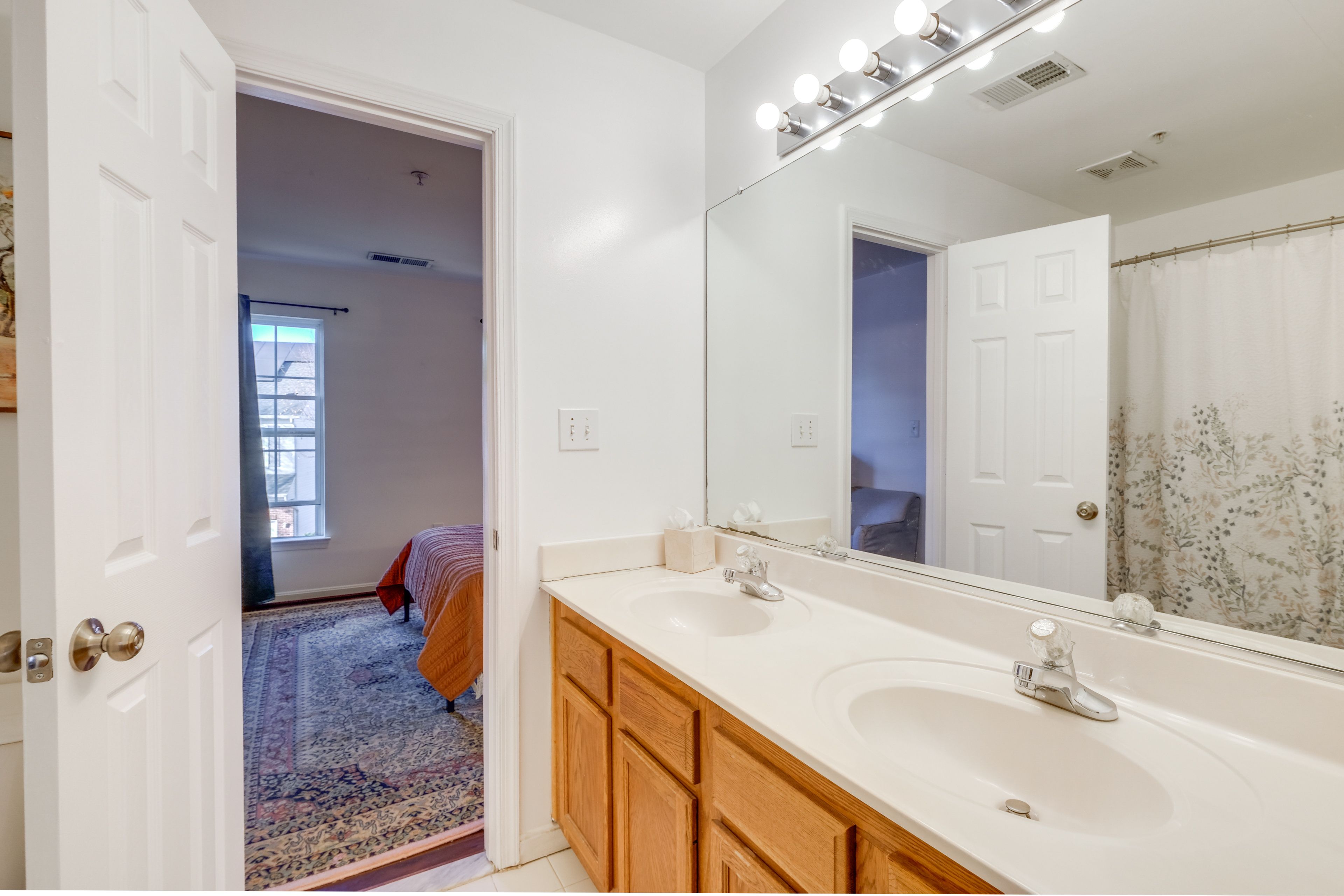 Jack-and-Jill Bathroom | 2nd Floor | Towels Provided
