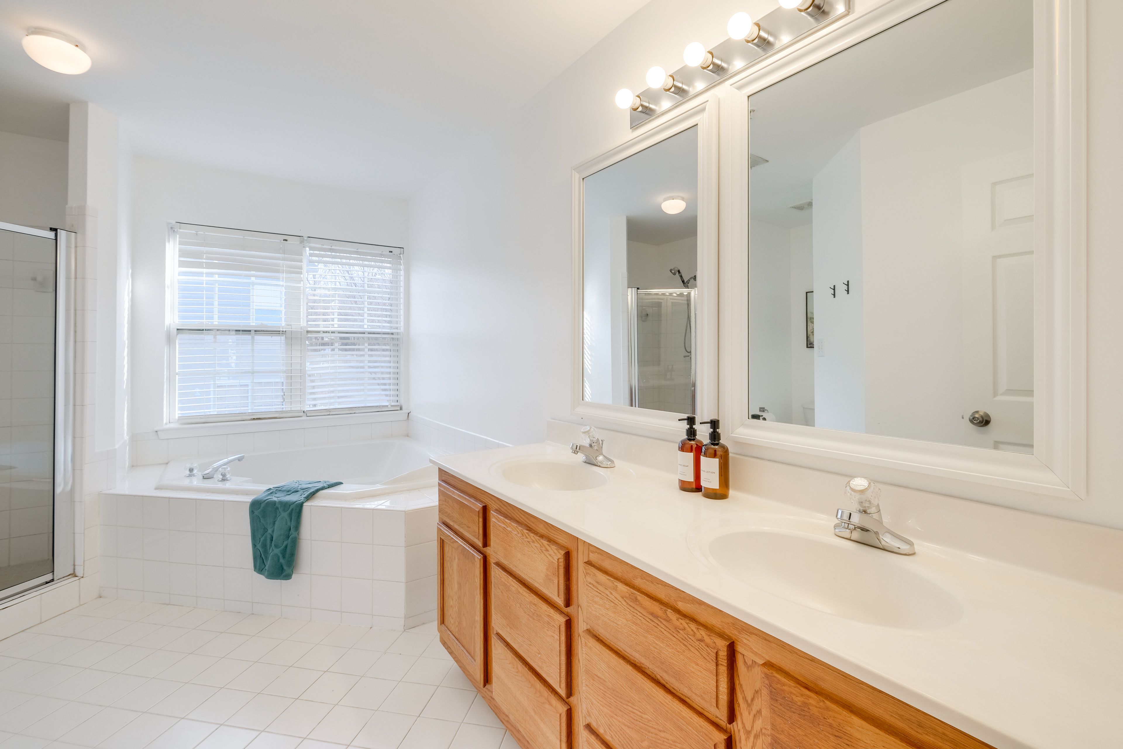 En-Suite Bathroom | 2nd Floor | Complimentary Toiletries | Hair Dryer