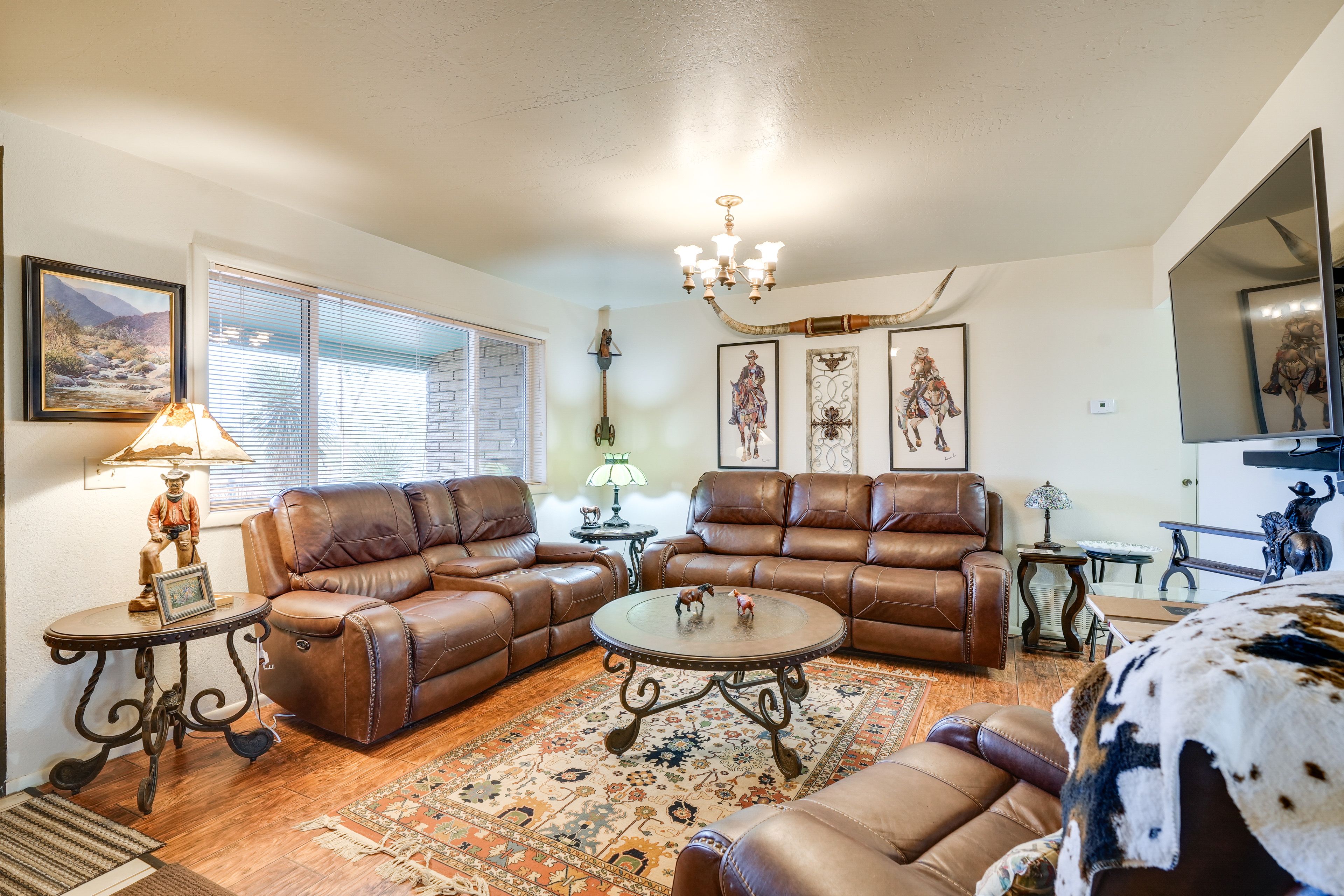 Living Room | Smart TV | DVD Player | Free WiFi