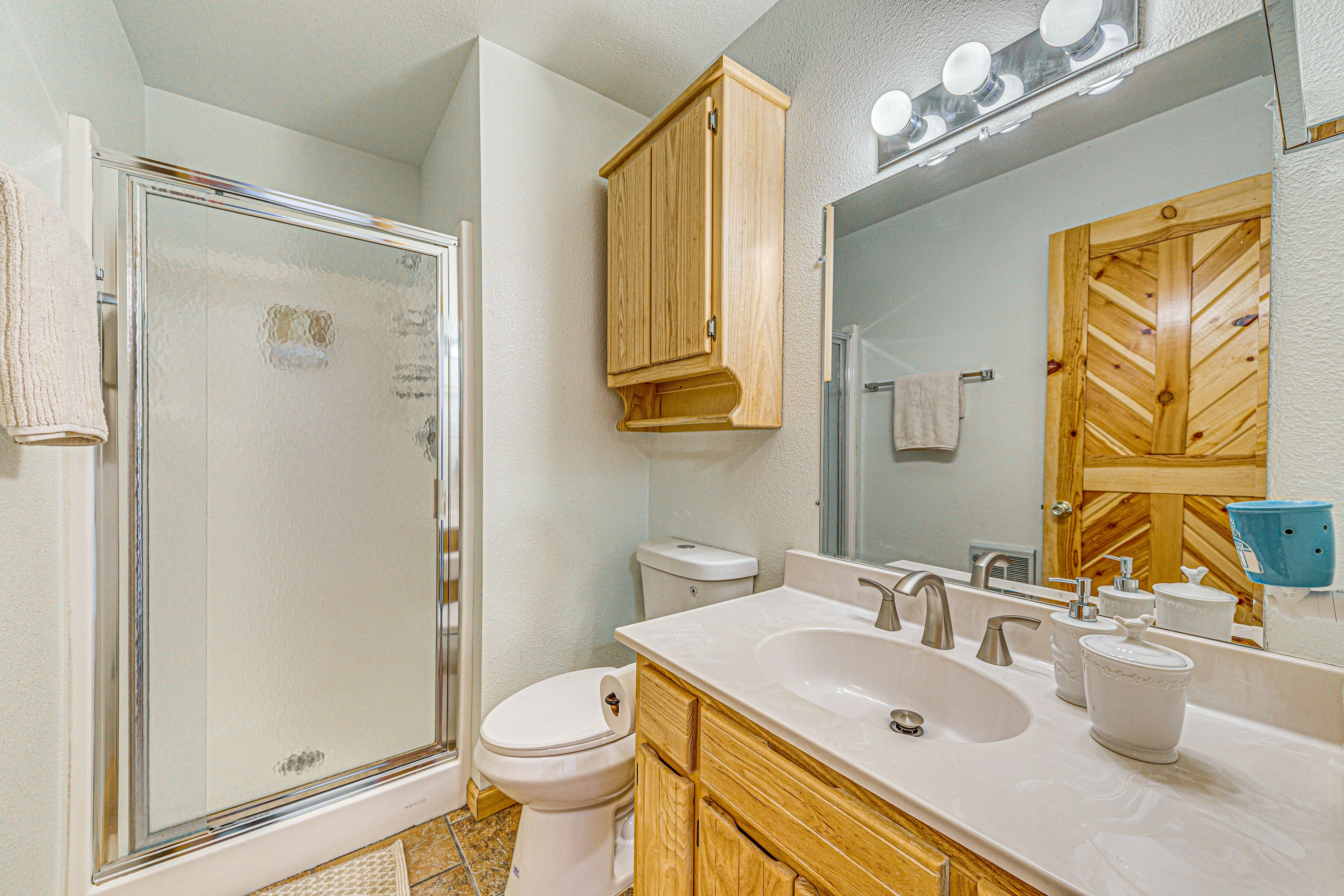 Full Bath | Towels | Main Level