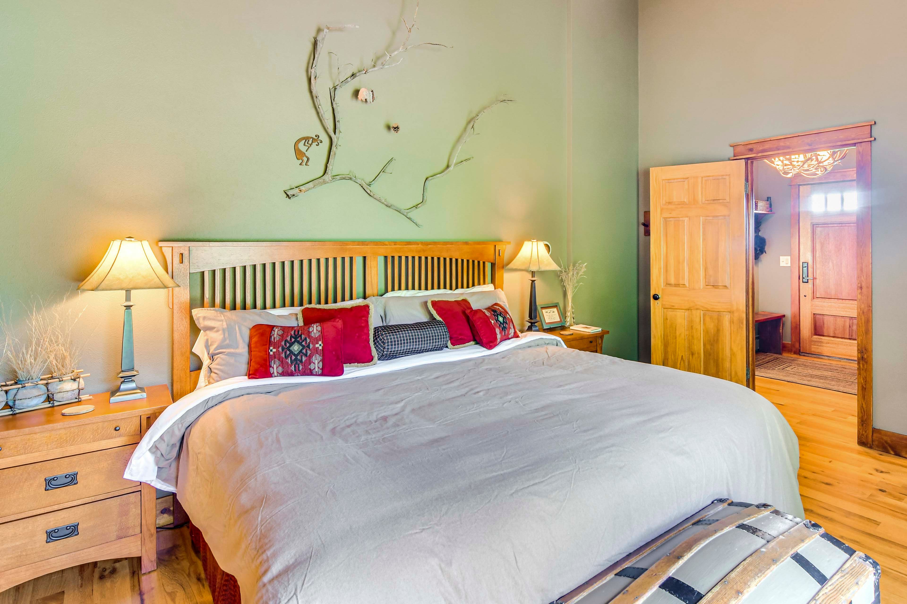 Bedroom 2 | King Bed | Desk | Smart TV
