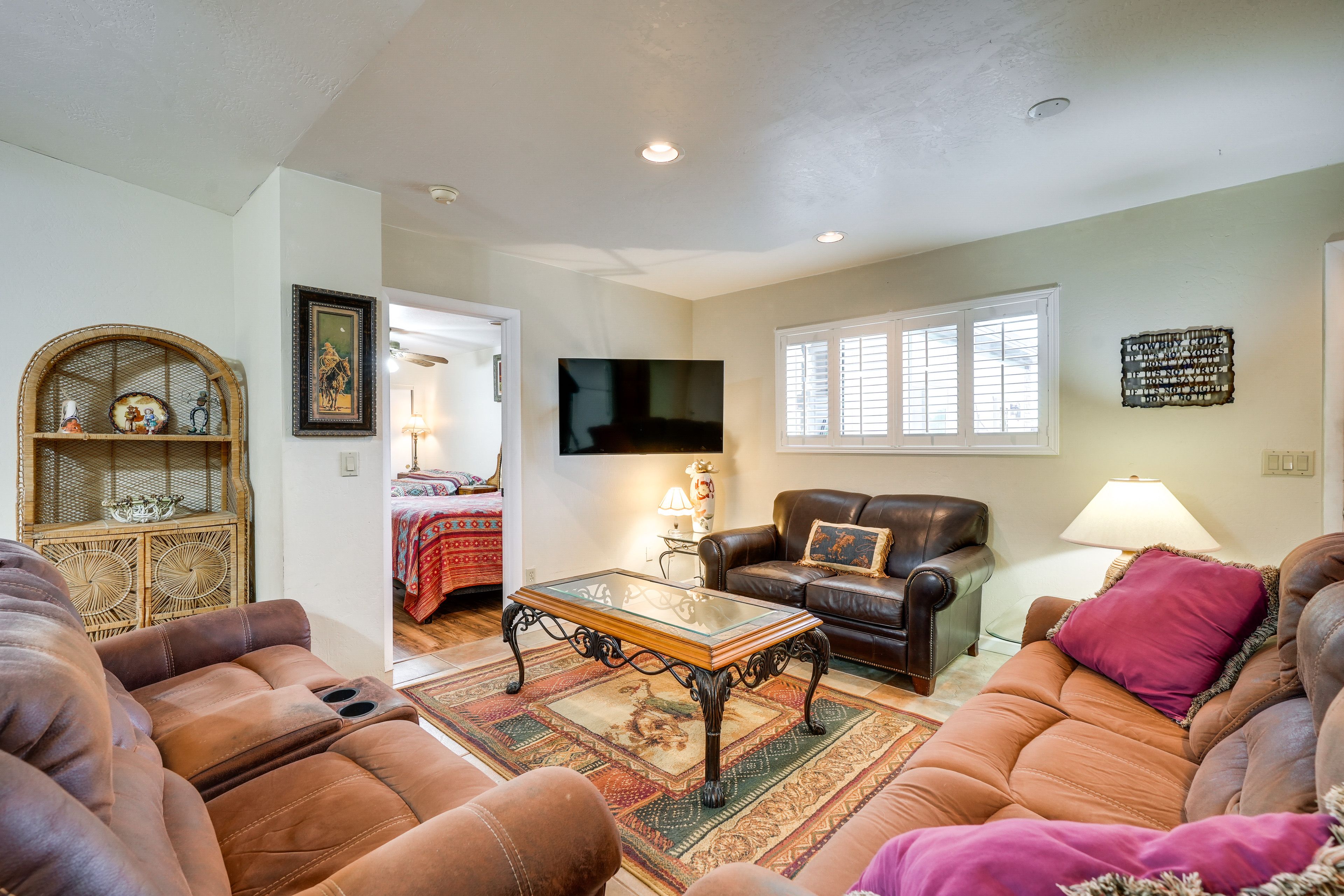 Living Room | Smart TV | Free WiFi | Mini-Split Heating & A/C