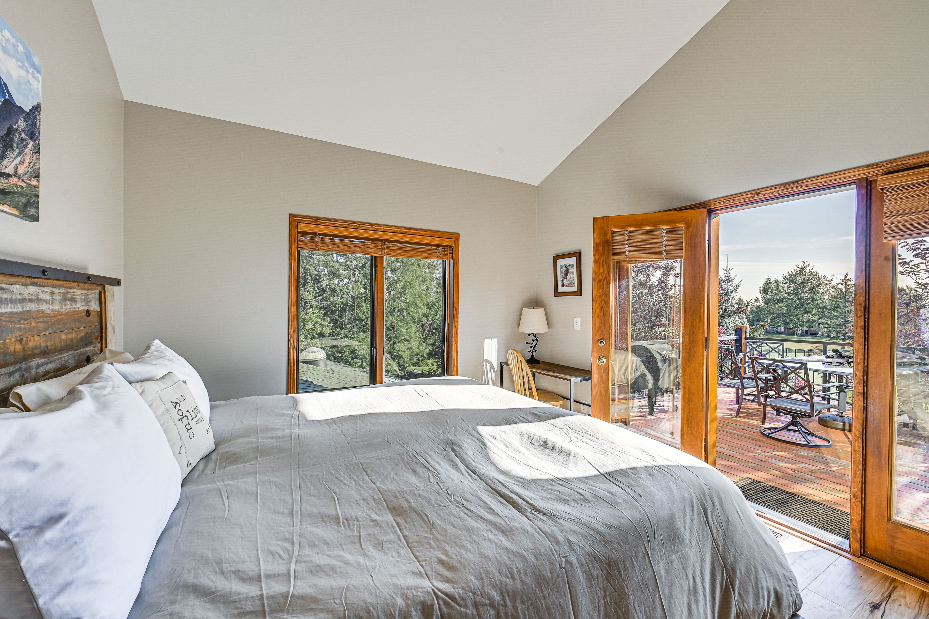Bedroom 1 | King Bed | Upper Level | En-Suite Bathroom | Balcony