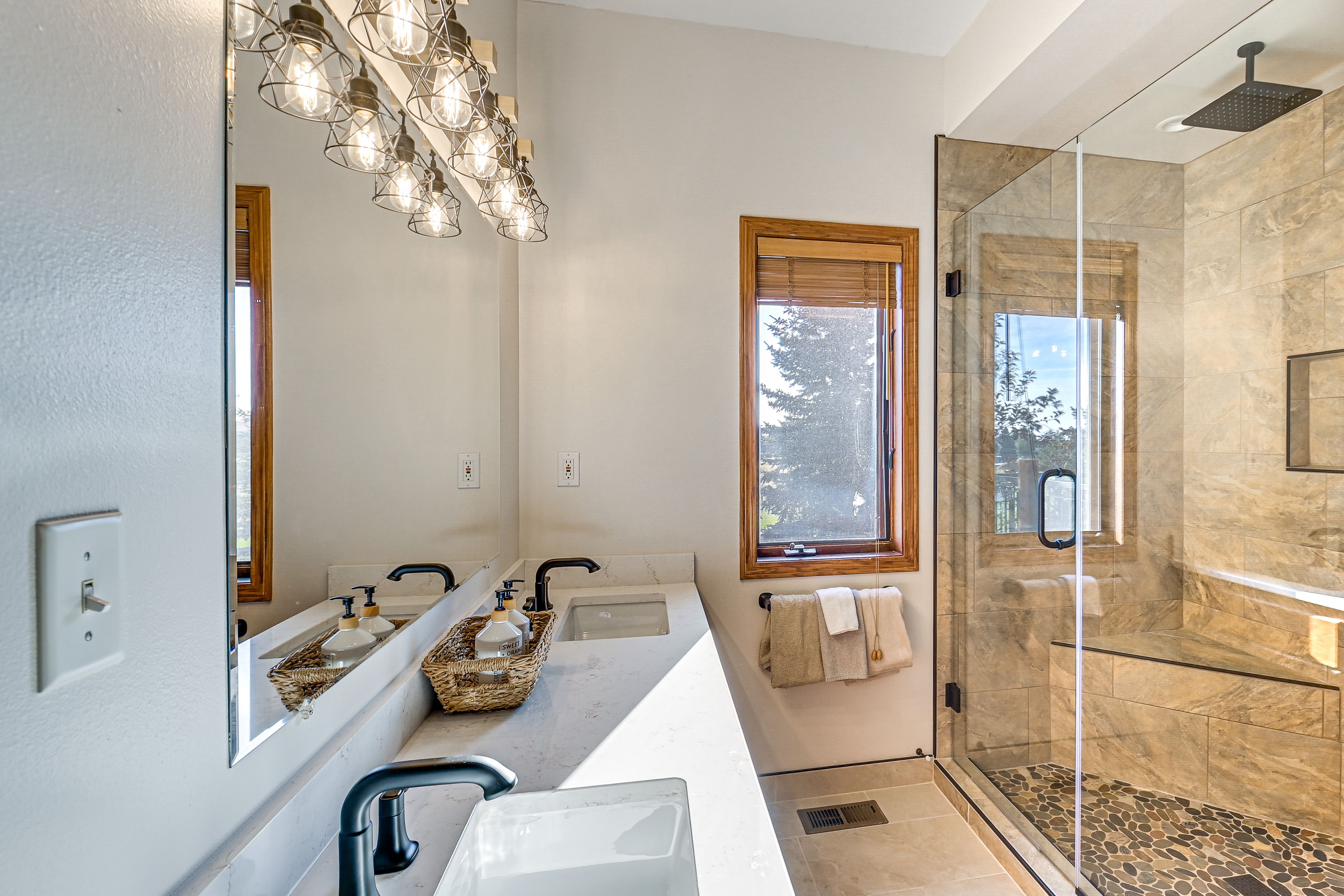 En-Suite Bathroom | Upper Level | Towels Provided