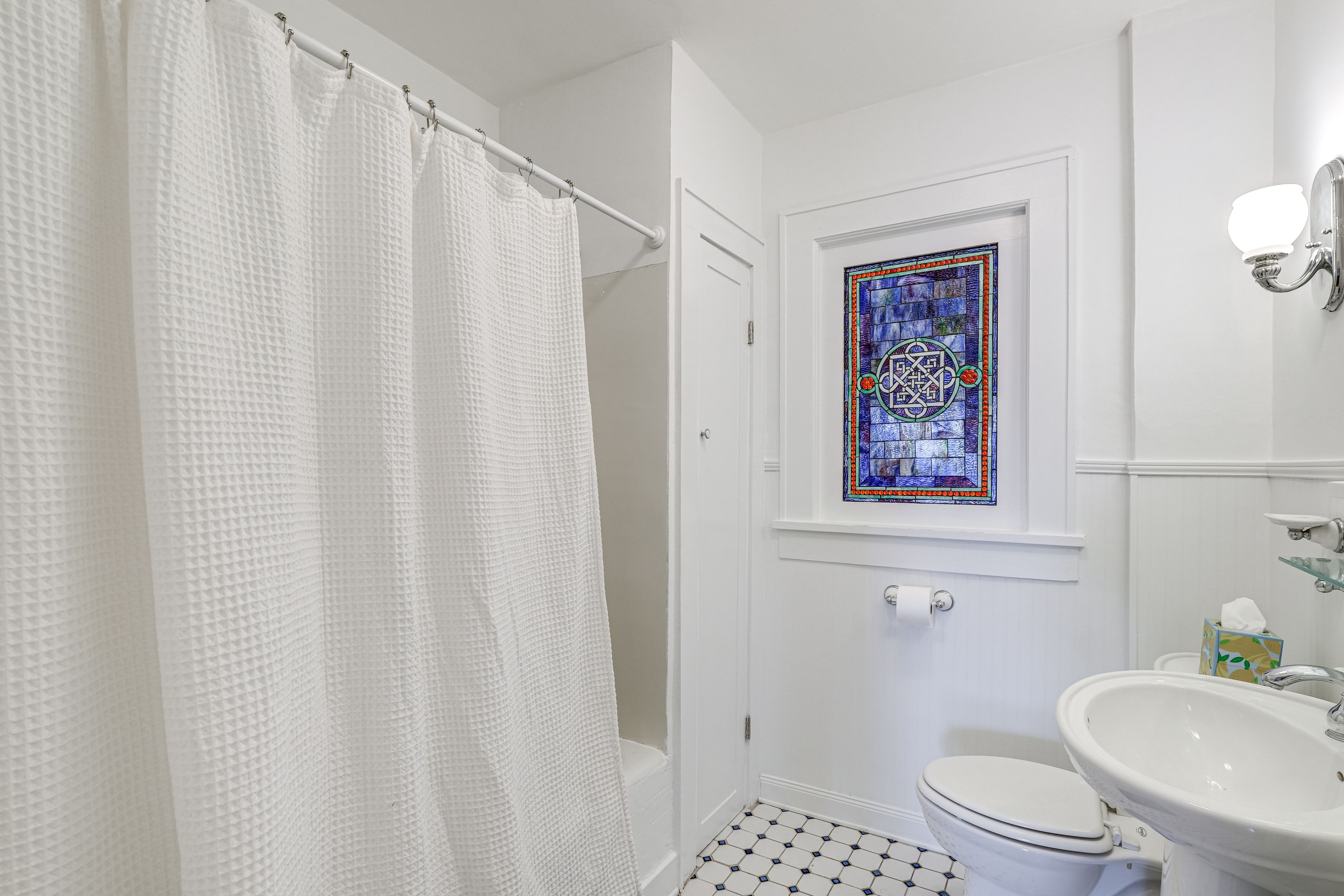 Full Bathroom | Towels Provided