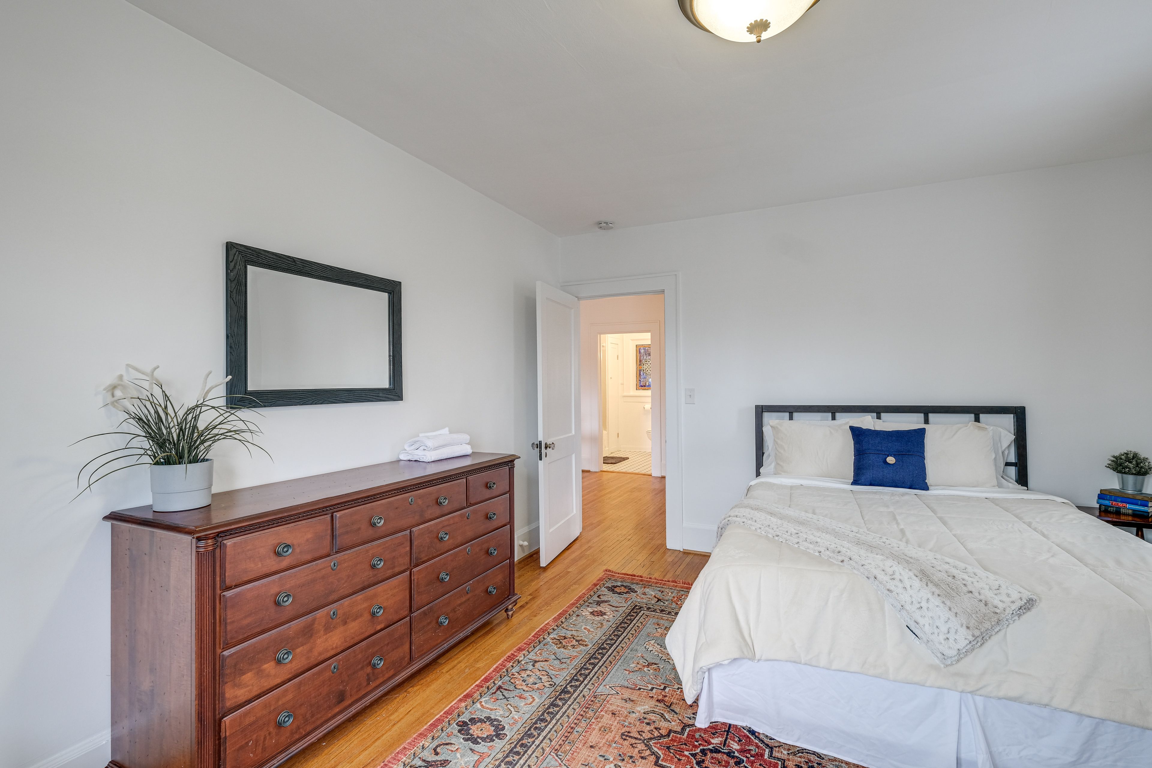 Bedroom 2 | Queen Bed