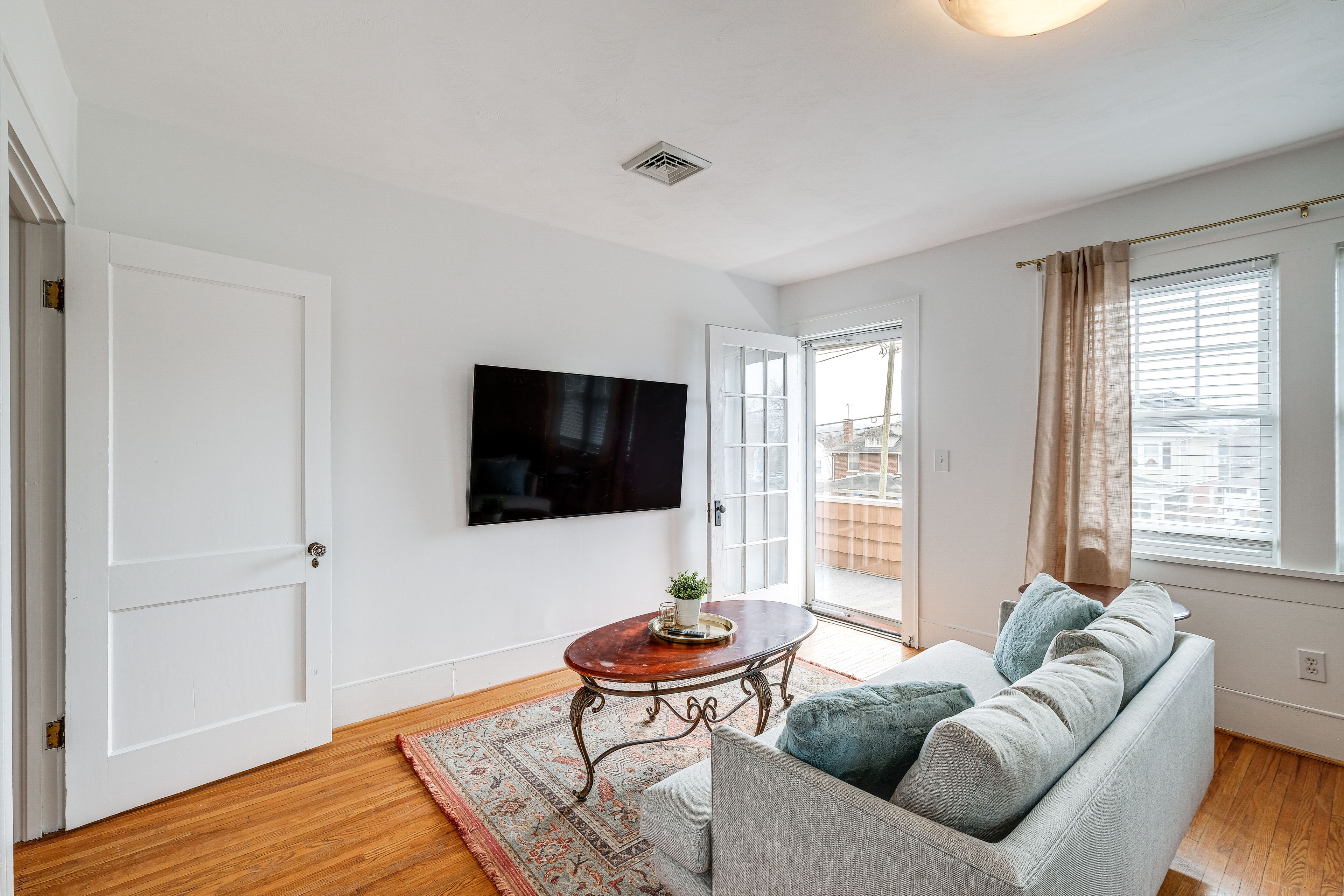 Living Room | Smart TV | Free WiFi | Central A/C & Heating
