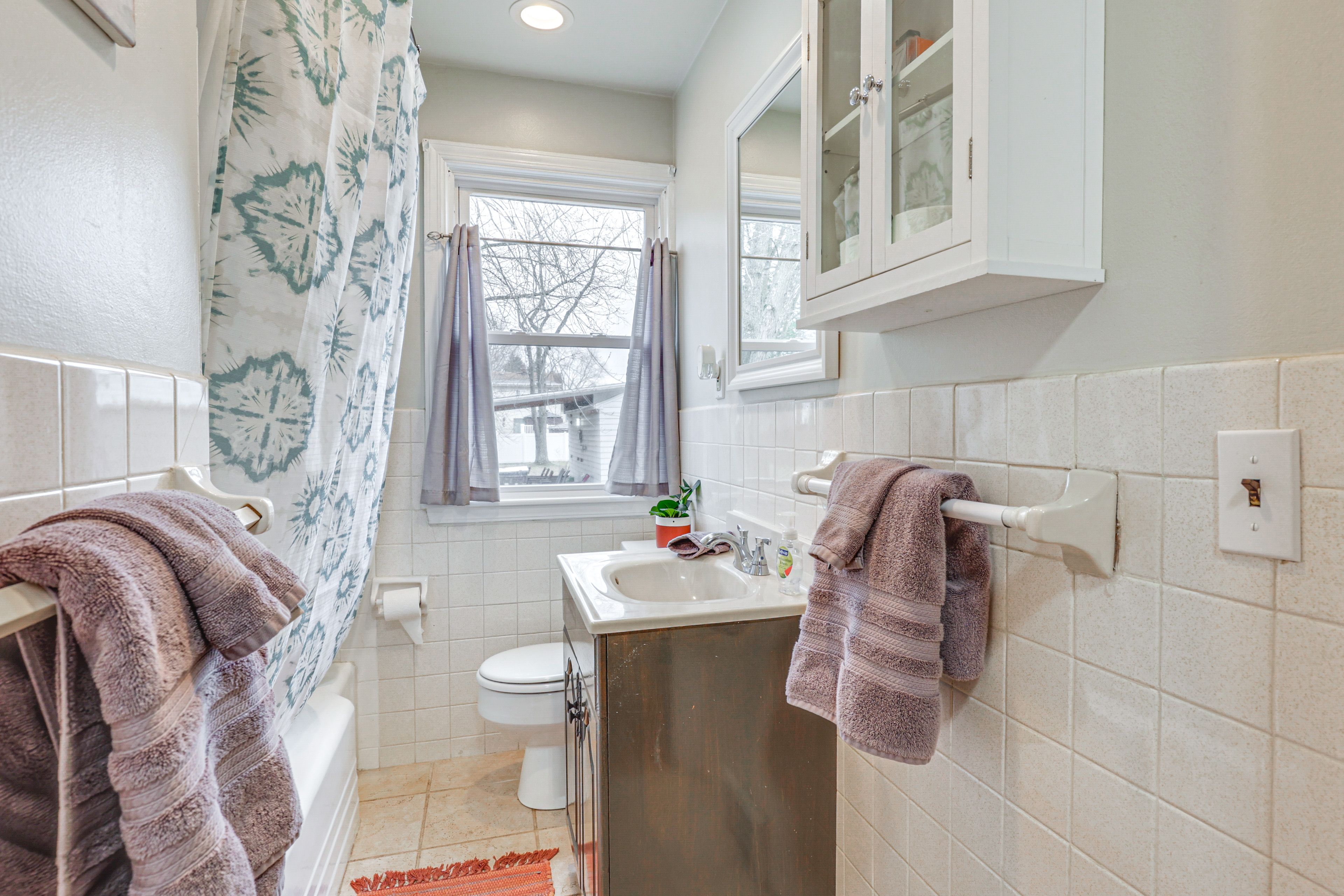 Full Bathroom | 1st Floor | Complimentary Toiletries | Towels Provided