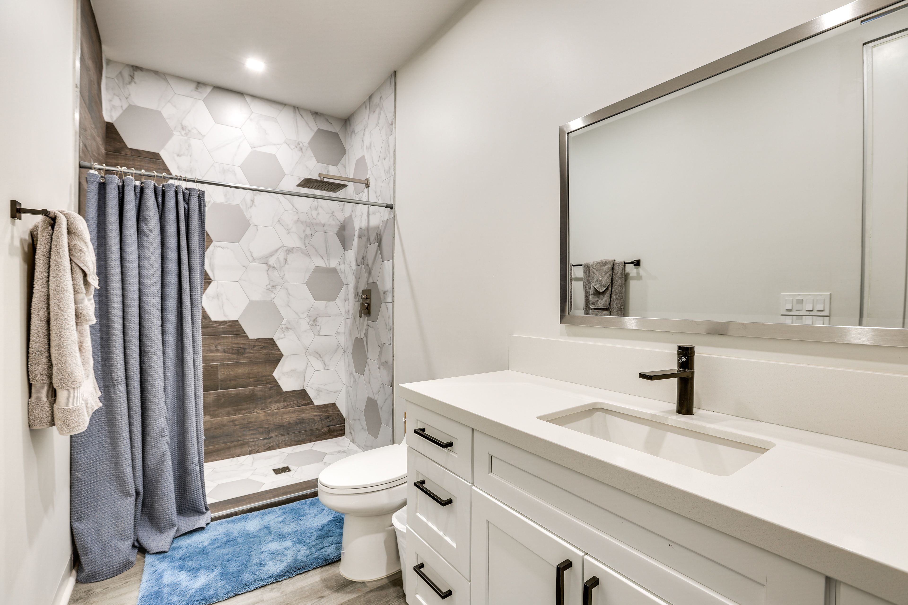 Full Bathroom | Towels Provided