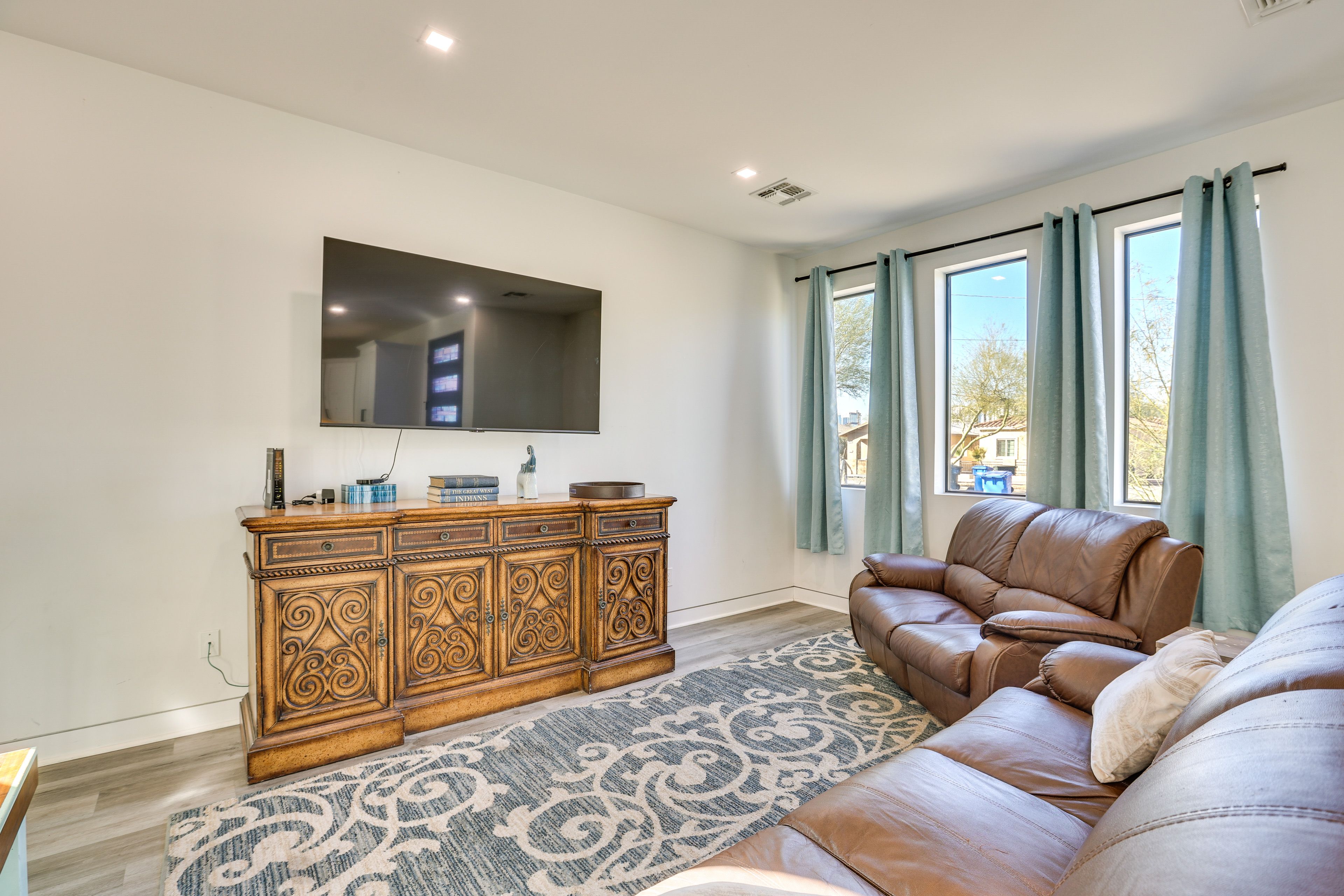 Living Room | Free WiFi | Smart TV