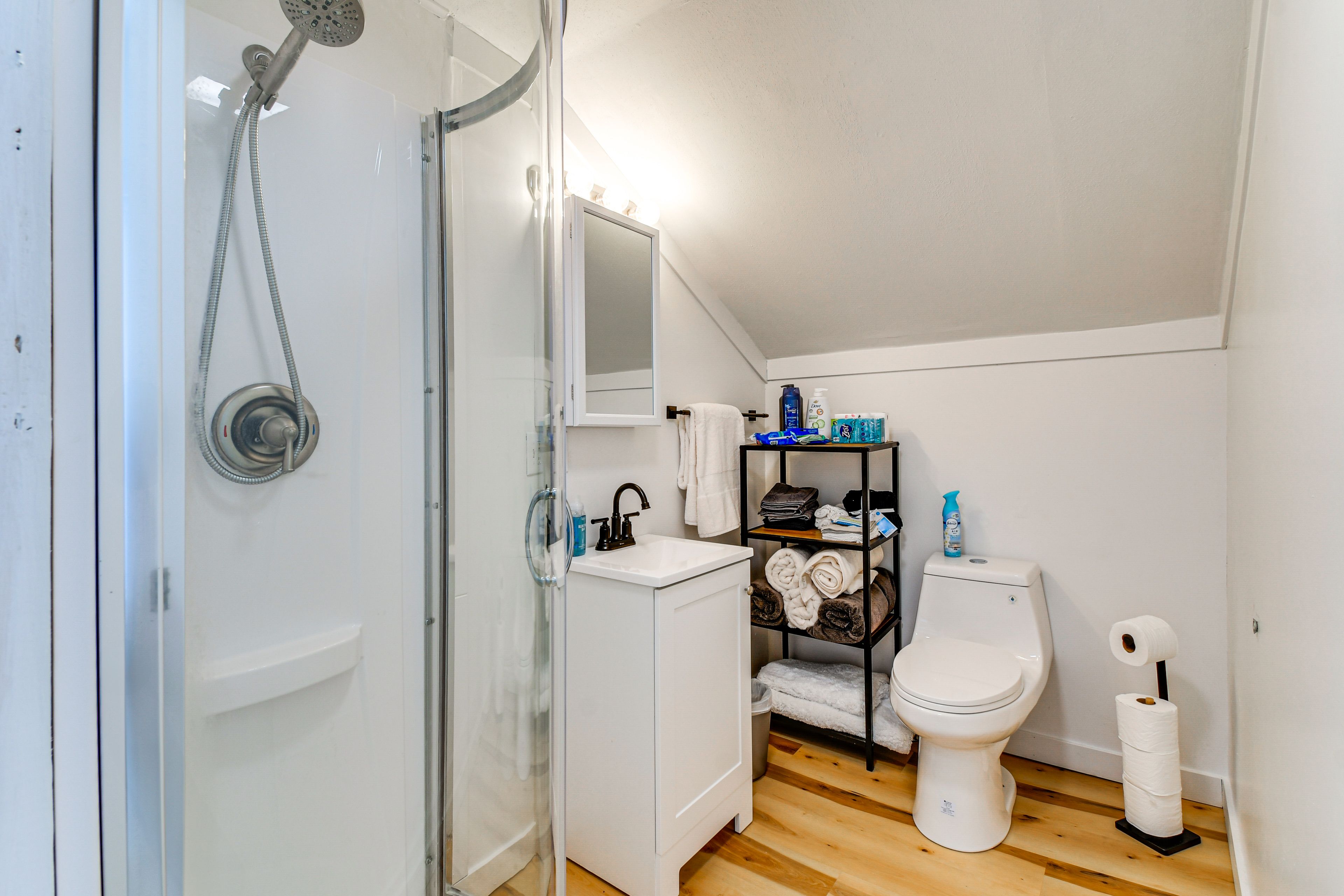 Full Bathroom | 2nd Floor