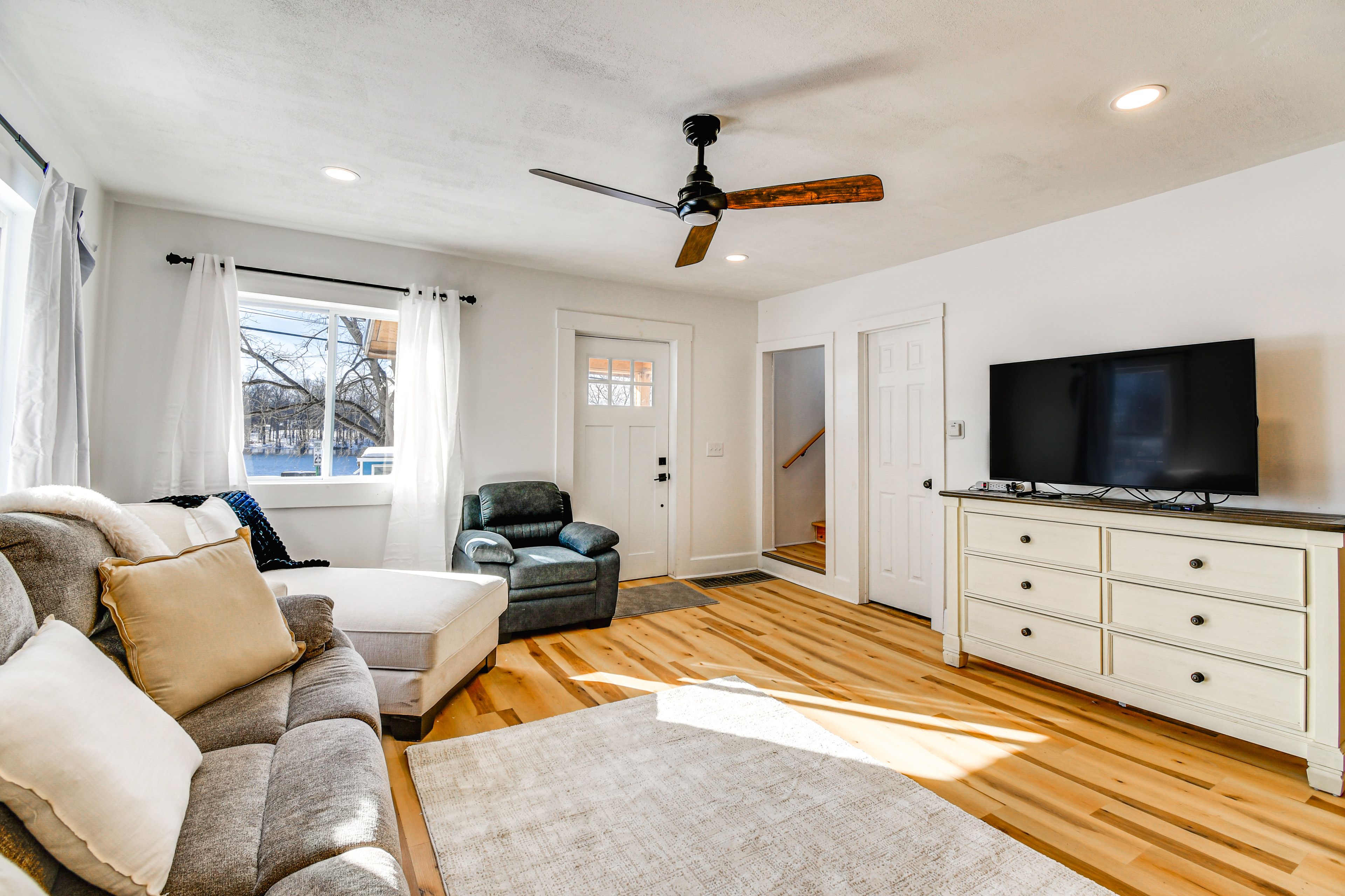 Living Room | Free WiFi | Central Heat | Smart TV | 1st Floor
