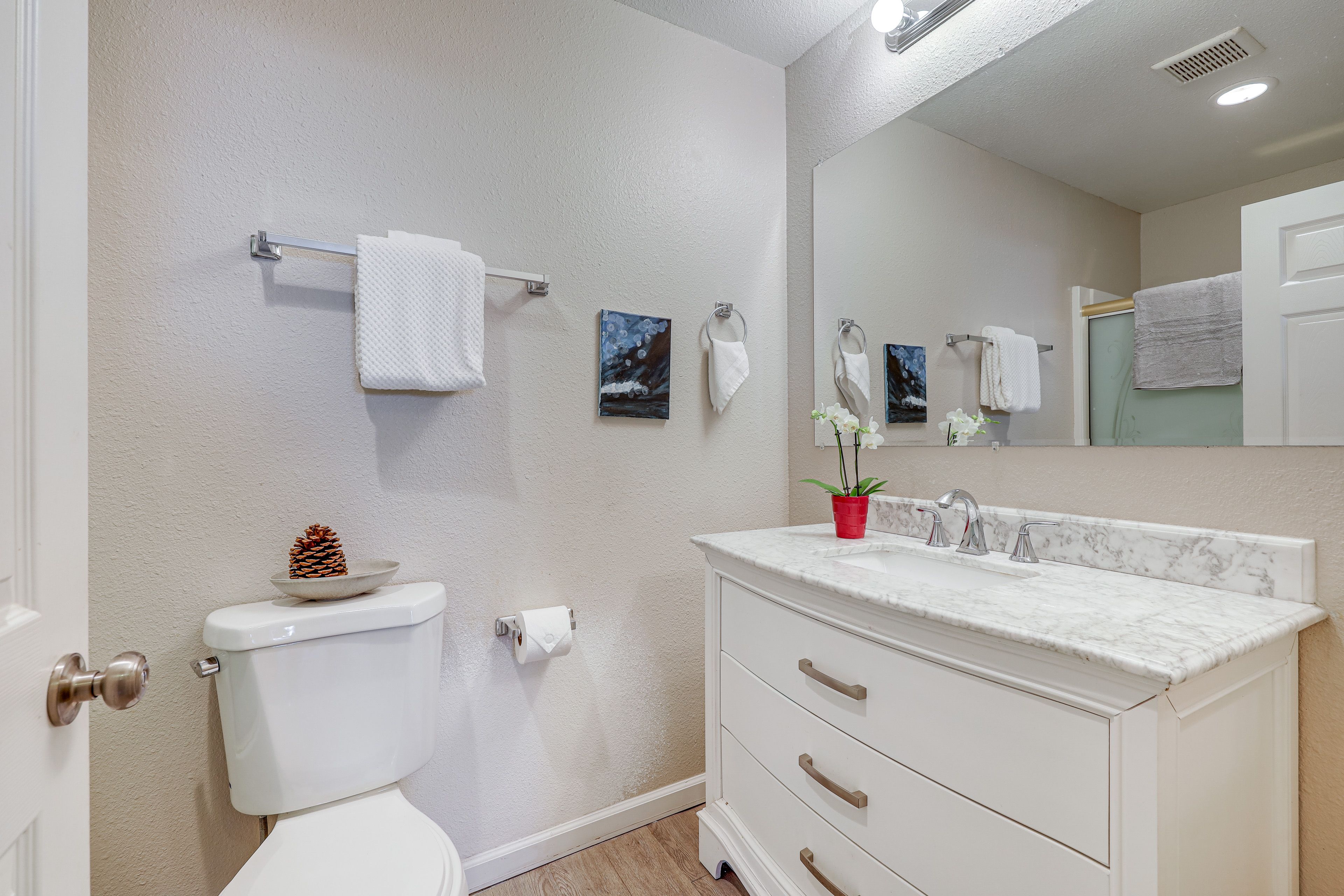 Full Bathroom | Towels Provided
